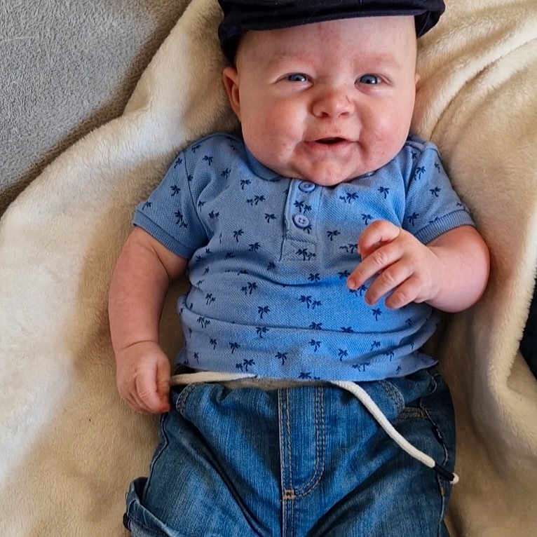 Lyam participe au concours pour gagner de l'argent avec cette photo : baby, baseballcap, bed, cap, clothing, couch, cushion, face, furniture, hat, head, homedecor, jeans, newborn, pants, person, photography, portrait, shorts, t_shirt