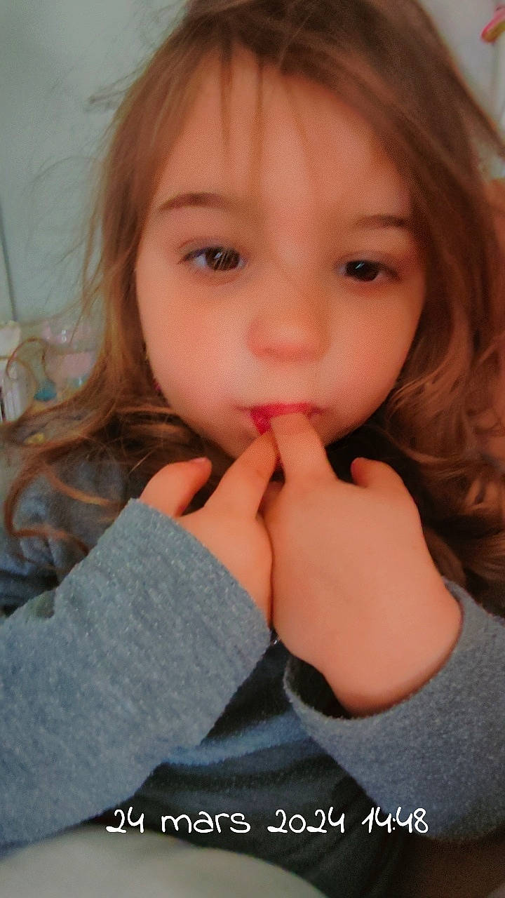 Lilou Alizee a rejoint le concours — aidez-le/la à gagner de superbes lots ! bangs, black_hair, cheek, ear, eye, eyebrow, eyelash, finger, flash_photography, forehead, gesture, happy, hime_cut, iris, jaw, lip, long_hair, mouth, neck, nose