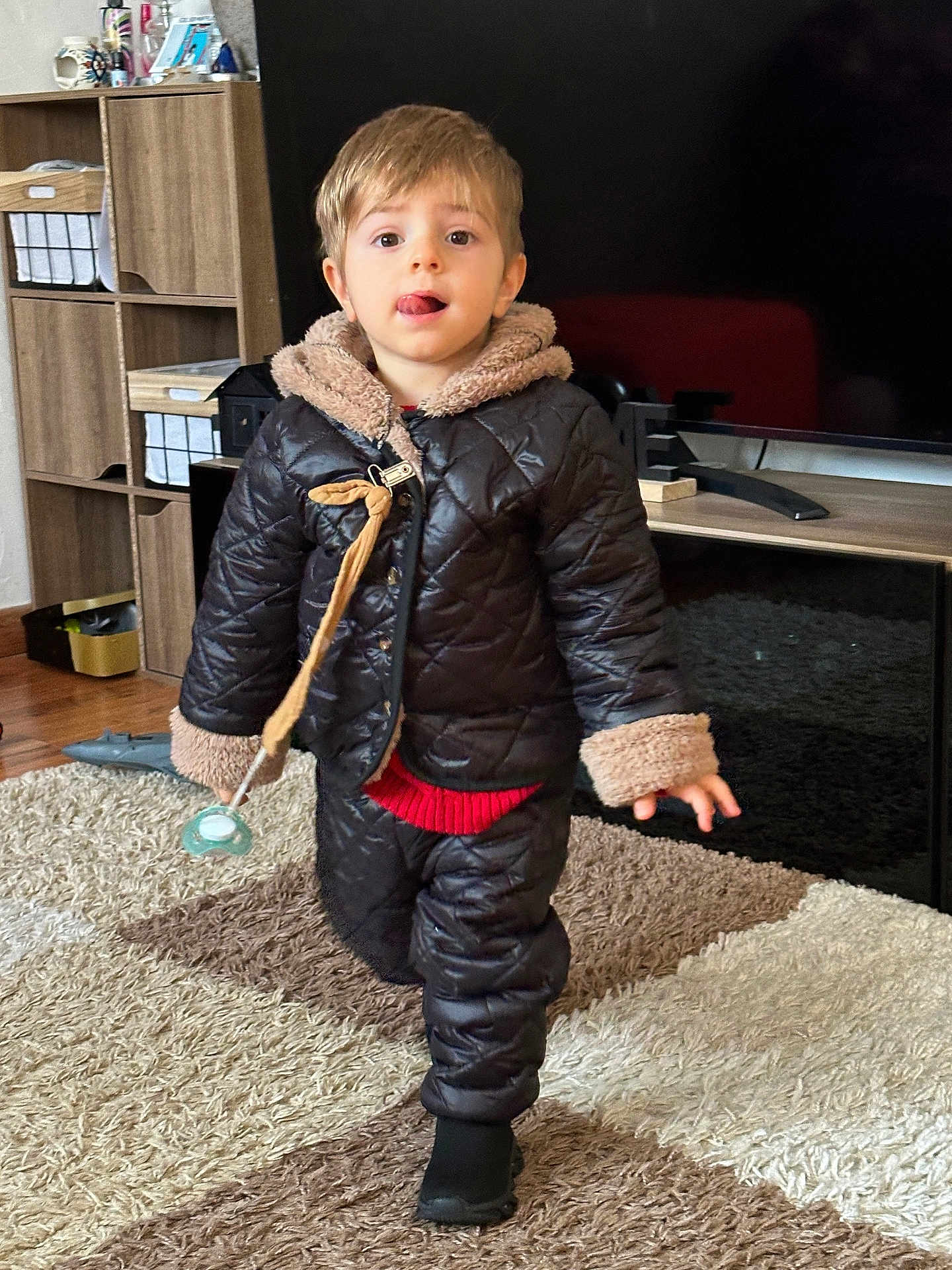 Chain participe au concours pour gagner de l'argent avec cette photo : boy, child, clothing, coat, face, footwear, hardwood, head, indoors, interiordesign, jacket, longsleeve, male, pants, person, photography, portrait, shoe, sleeve, wood