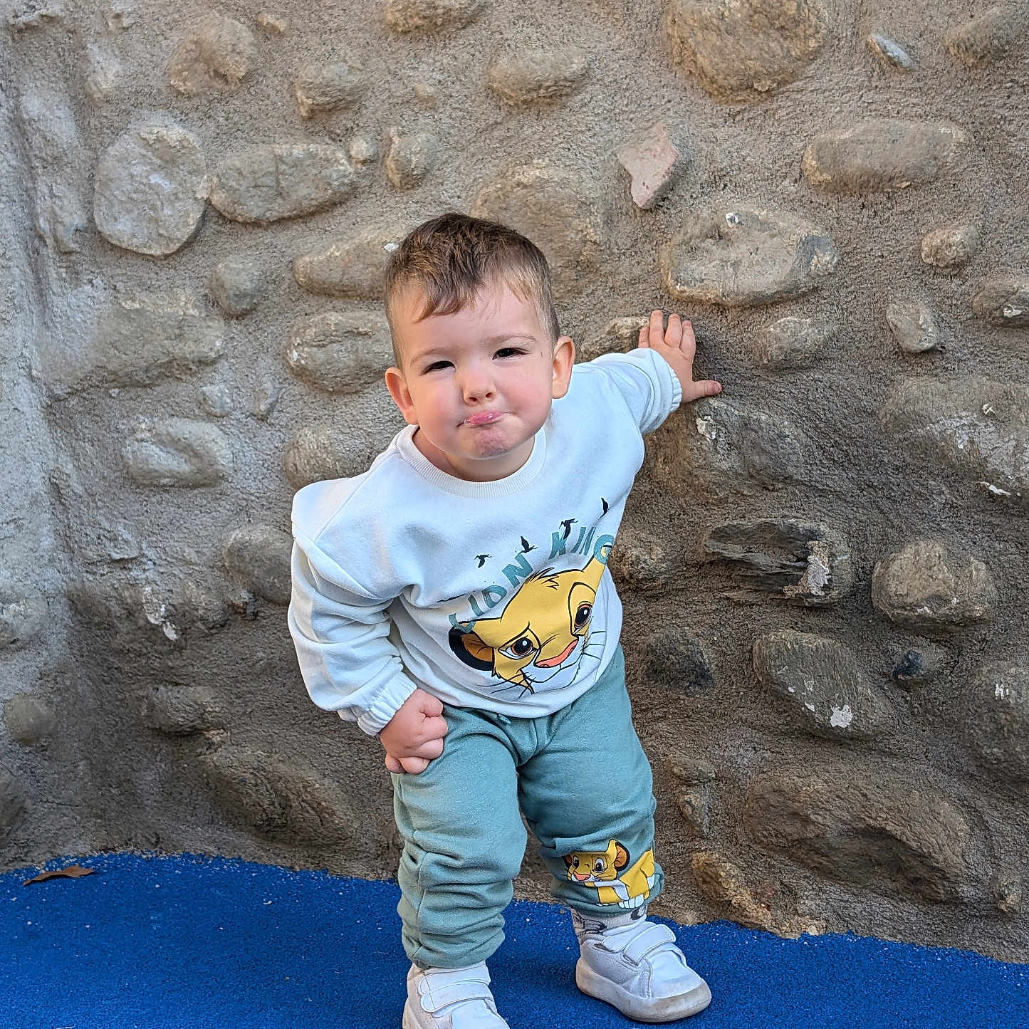 Thibo a rejoint le concours — aidez-le/la à gagner de superbes lots ! boy, child, clothing, face, footwear, head, jeans, male, outdoors, pants, person, photography, portrait, rock, shoe, shorts, sneaker, soil, standing, t_shirt