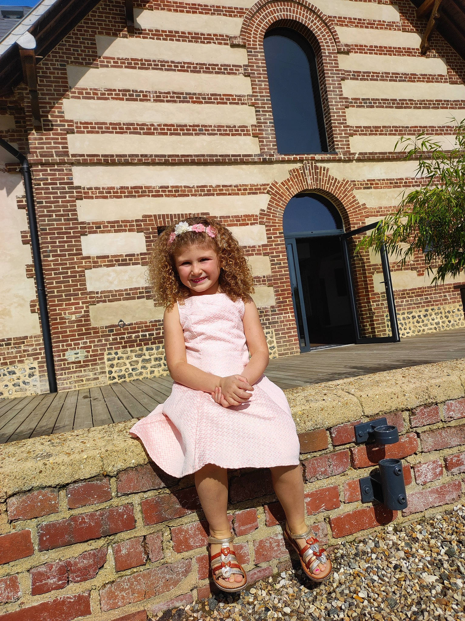 Mya a rejoint le concours — aidez-le/la à gagner de superbes lots ! beauty, brick, brickwork, flash_photography, fun, grass, happy, human_leg, joy, leaf, leisure, people, person, photograph, smile, snapshot, summer, temple, toddler, travel