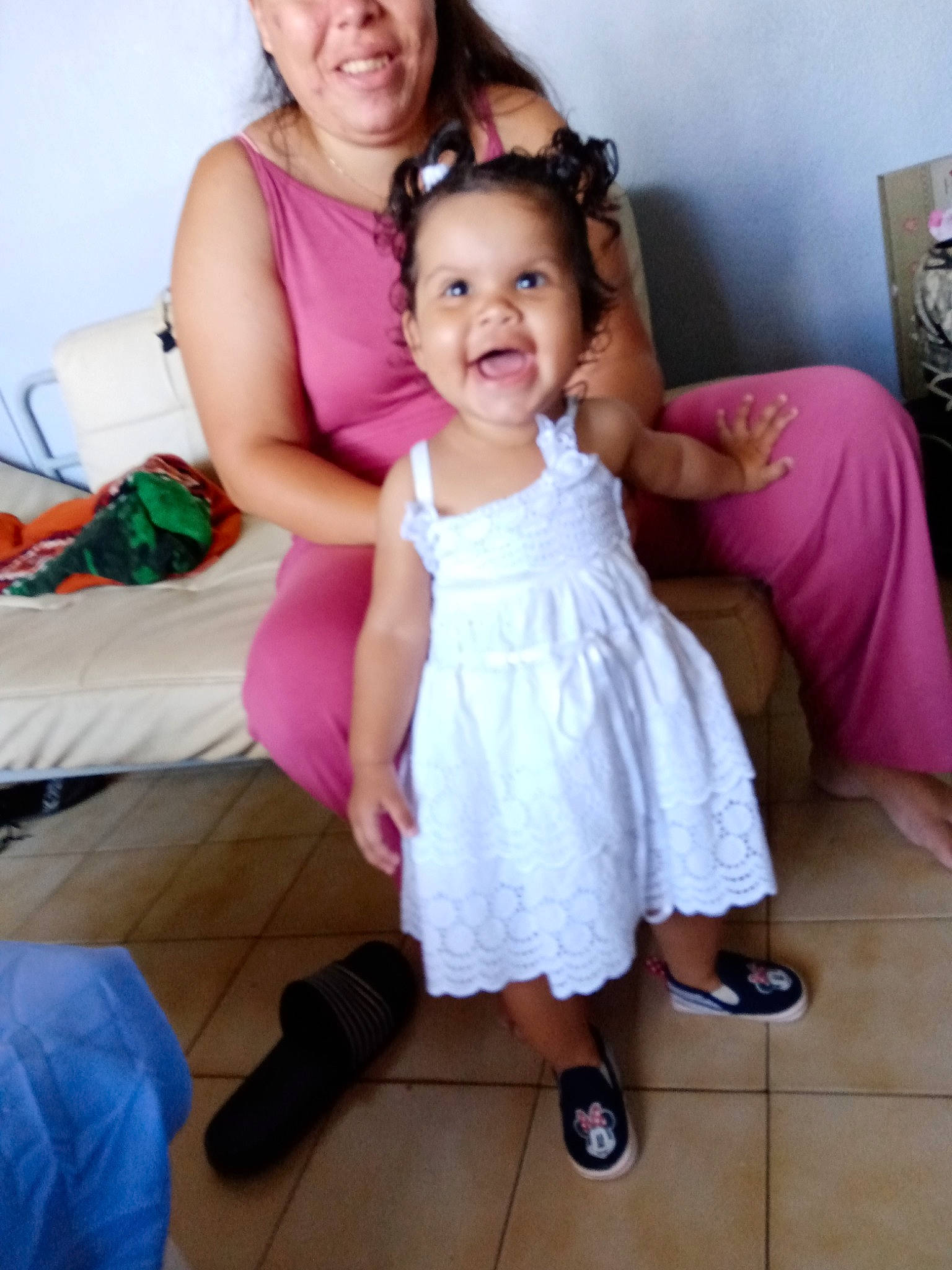 Luna participe au concours pour gagner de l'argent avec cette photo : baby_toddler_clothing, child, dress, event, face, finger, formal_wear, fun, gesture, happy, headwear, joy, magenta, one_piece_garment, person, pink, sandal, shoe, shoulder, skin