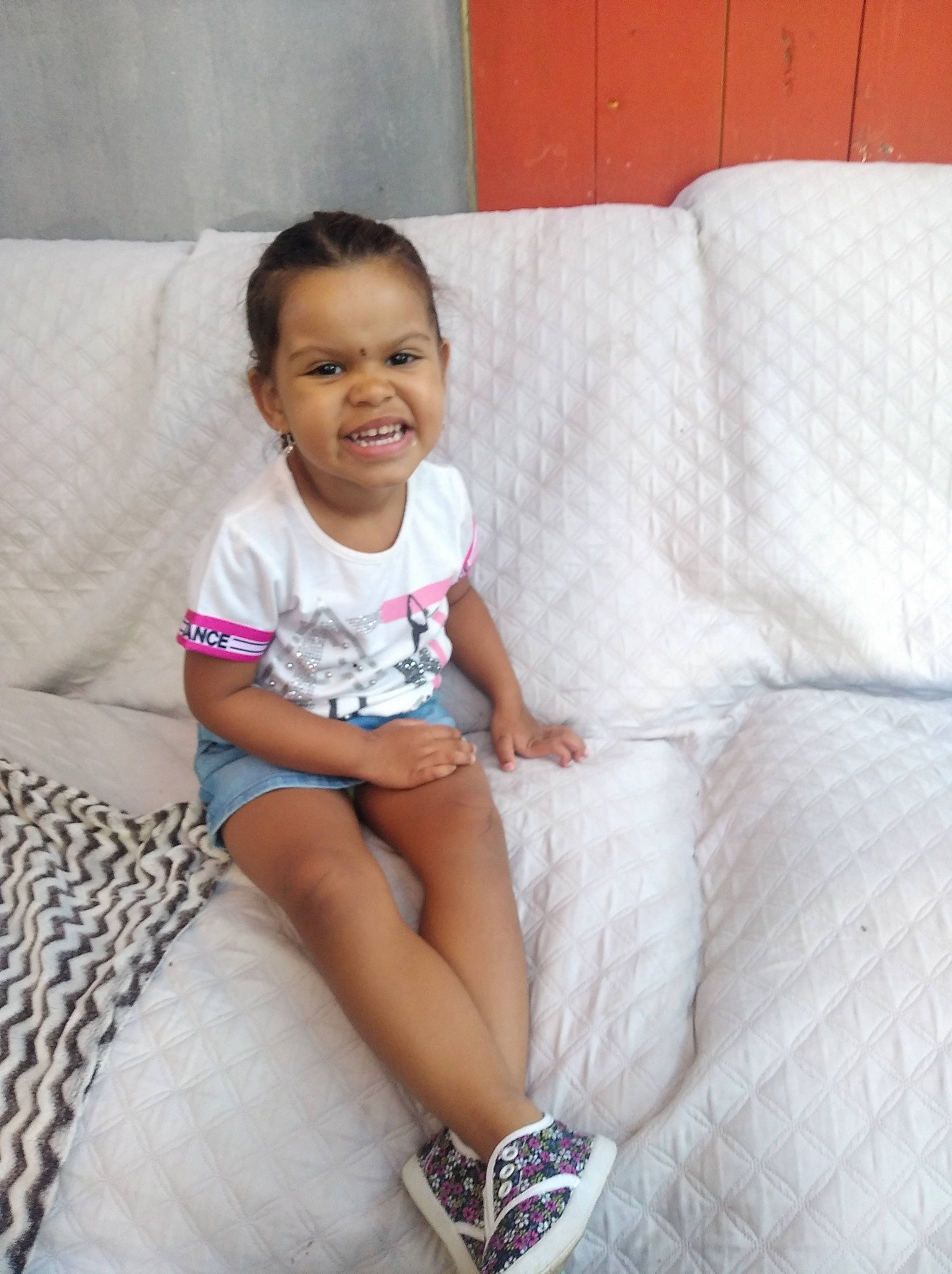 Luna a rejoint le concours — aidez-le/la à gagner de superbes lots ! baby, baby_toddler_clothing, comfort, couch, eye, facial_expression, finger, hairstyle, happy, head, joy, knee, person, shorts, shoulder, skin, sleeve, smile, sock, t_shirt