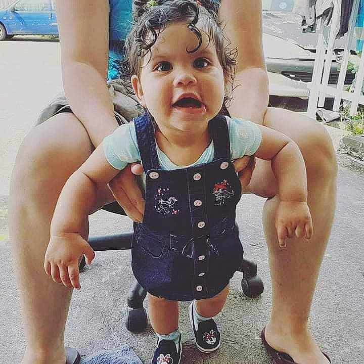 Luna participe au concours pour gagner de l'argent avec cette photo : baby_toddler_clothing, cool, face, facial_expression, finger, hair, hairstyle, hand, happy, head, joint, leg, neck, organ, person, photograph, plant, shoe, skin, sleeve