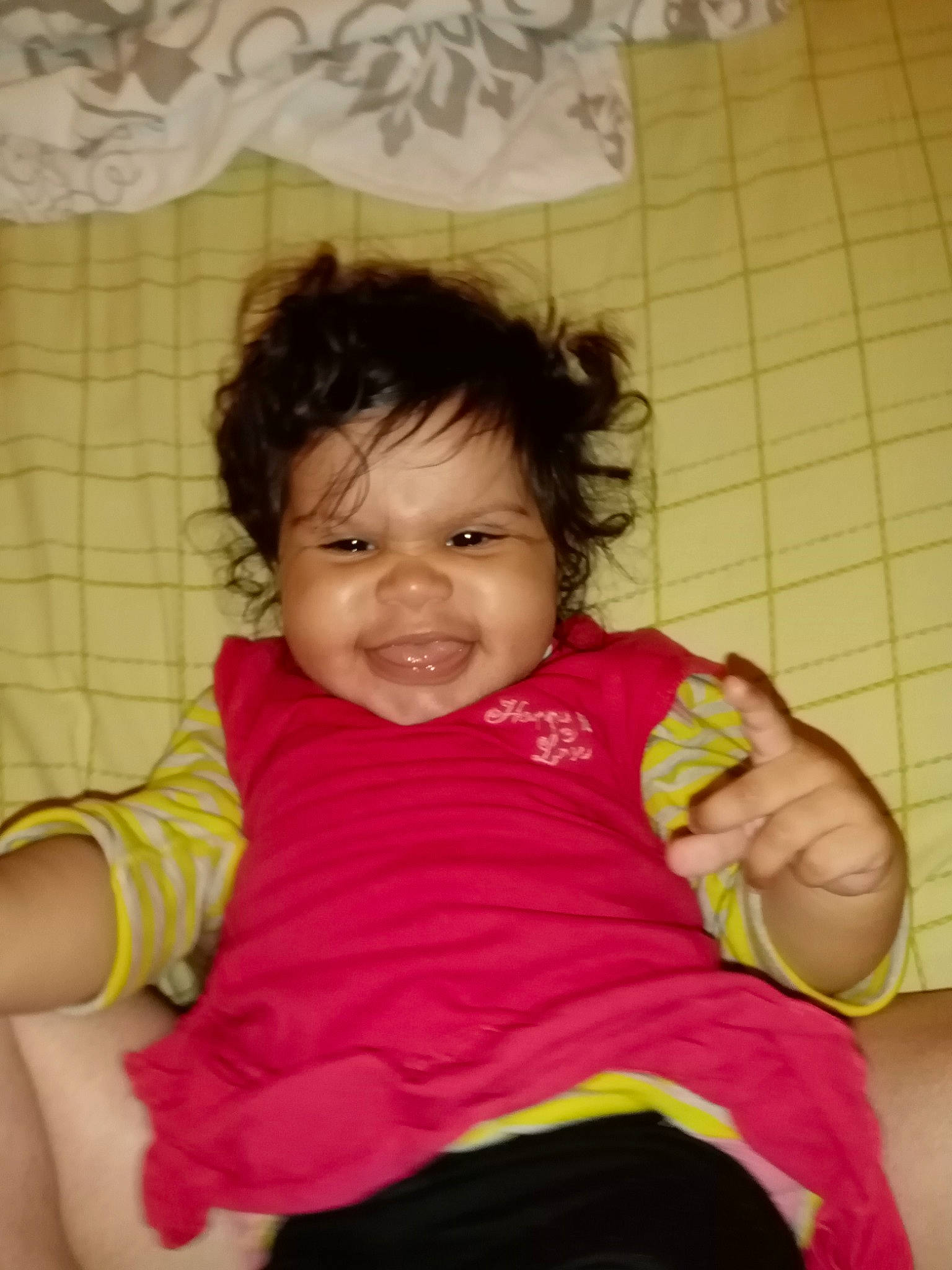 Luna participe au concours pour gagner de l'argent avec cette photo : baby, cheek, child, facial_expression, fun, happy, joy, person, pink, sitting, skin, smile, toddler