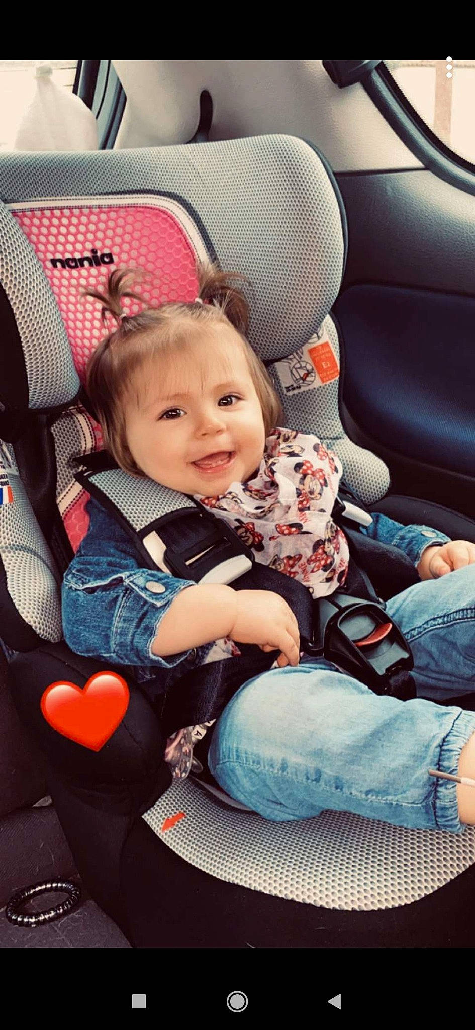 Ilyanna a rejoint le concours — aidez-le/la à gagner de superbes lots ! armrest, baby, baby_carriage, baby_in_car_seat, baby_products, baby_toddler_clothing, car_seat, car_seat_cover, child, comfort, head_restraint, joy, lap, mouth, nose, person, product, shoe, sitting, sock