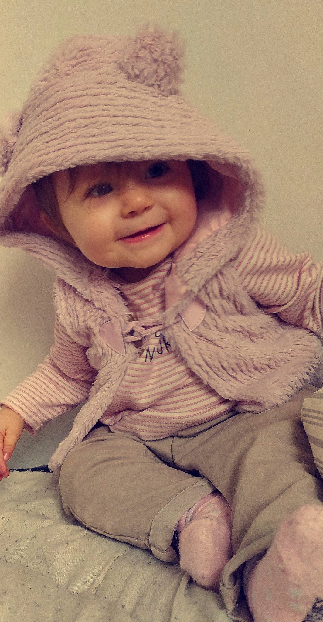 Ilyanna a rejoint le concours — aidez-le/la à gagner de superbes lots ! baby_toddler_clothing, beige, cheek, child, child_model, comfort, facial_expression, headgear, headwear, human, joy, lip, mouth, nose, organ, person, photography, sitting, skin, textile