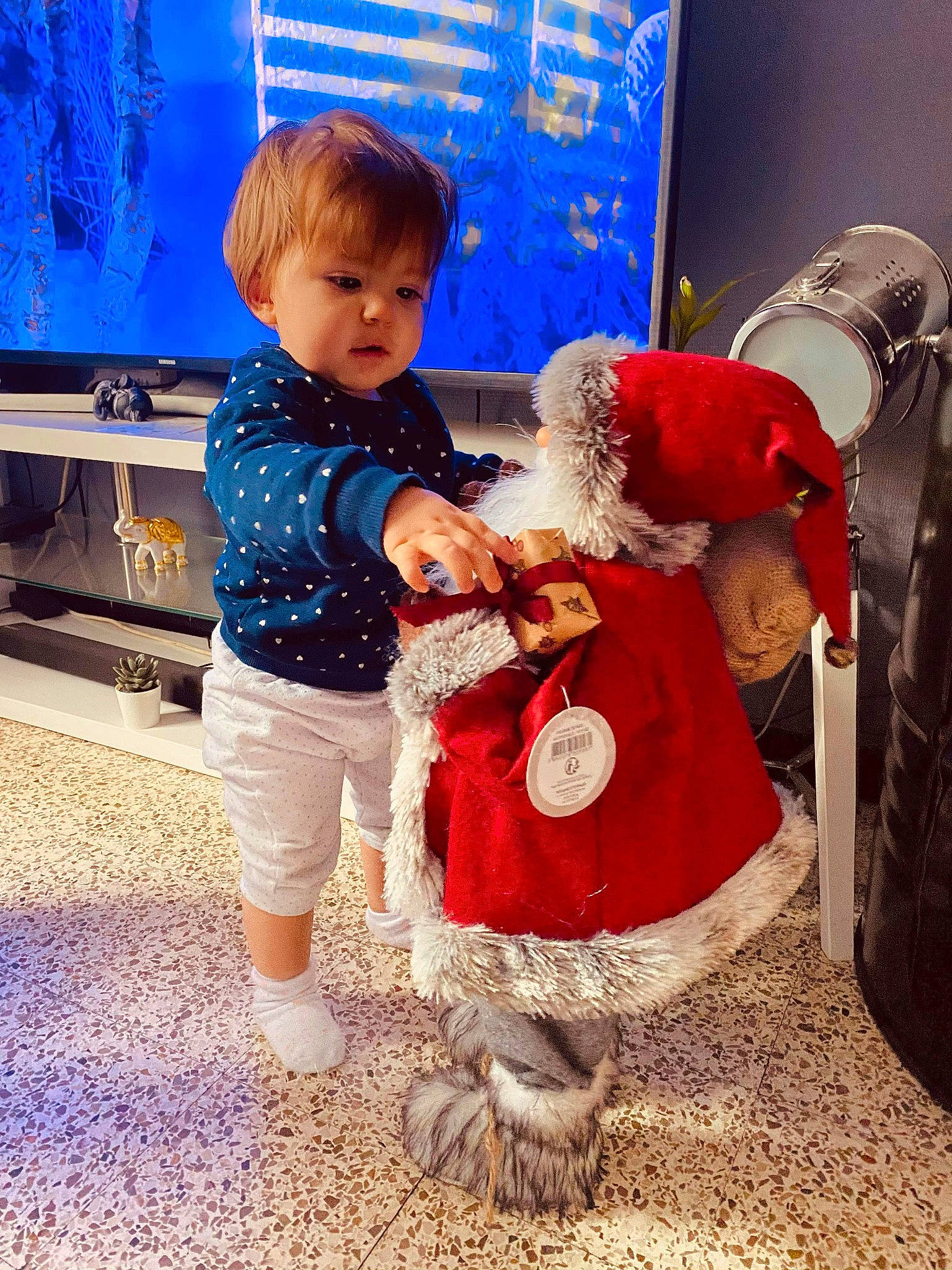 Ilyanna participe au concours pour gagner de l'argent avec cette photo : baby, baby_toddler_clothing, baby_toys, child, display_device, fictional_character, flat_panel_display, foot, human, lcd_tv, led_backlit_lcd_display, love, person, sock, stuffed_toy, teddy_bear, television, television_accessory, television_set, toddler