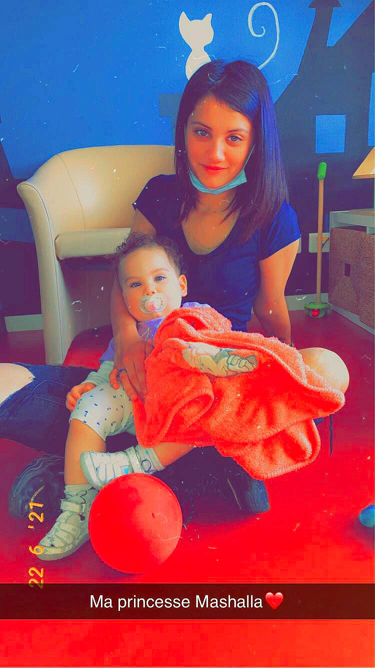 Assia-leanna a rejoint le concours — aidez-le/la à gagner de superbes lots ! arm, beauty, black_hair, child, electric_blue, event, fashion, fashion_design, flash_photography, fun, hairstyle, happy, joy, leisure, magenta, orange, person, red, sitting, skin