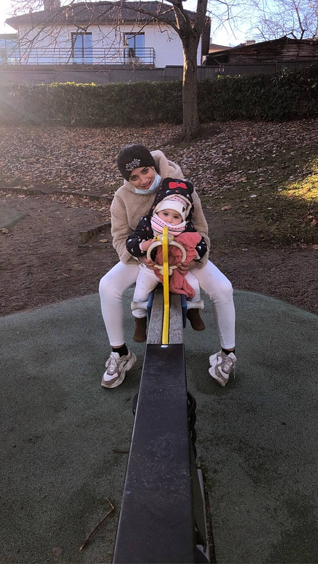 Assia-leanna a rejoint le concours — aidez-le/la à gagner de superbes lots ! asphalt, automotive_wheel_system, baby, baby_carriage, baby_products, boot, city, dress, fun, hat, headwear, joy, leisure, motor_vehicle, person, plant, recreation, road, road_surface, tire