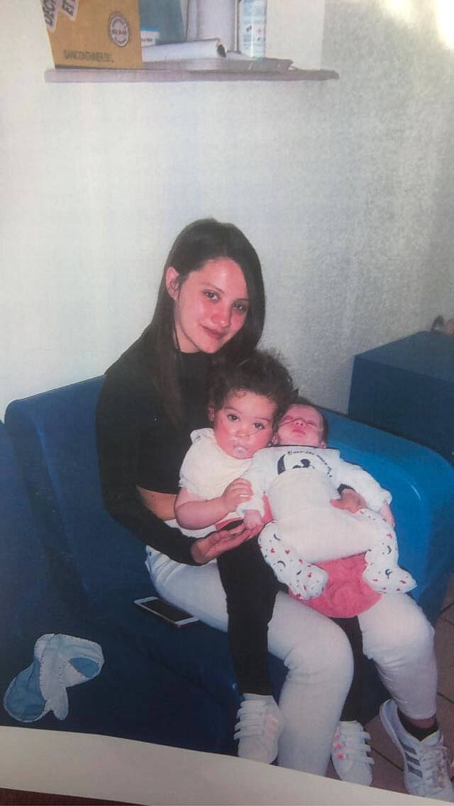 Assia-leanna a rejoint le concours — aidez-le/la à gagner de superbes lots ! abdomen, baby, comfort, couch, event, fun, happy, joy, knee, lap, leg, living_room, person, picture_frame, room, sitting, skin, smile, t_shirt, thigh