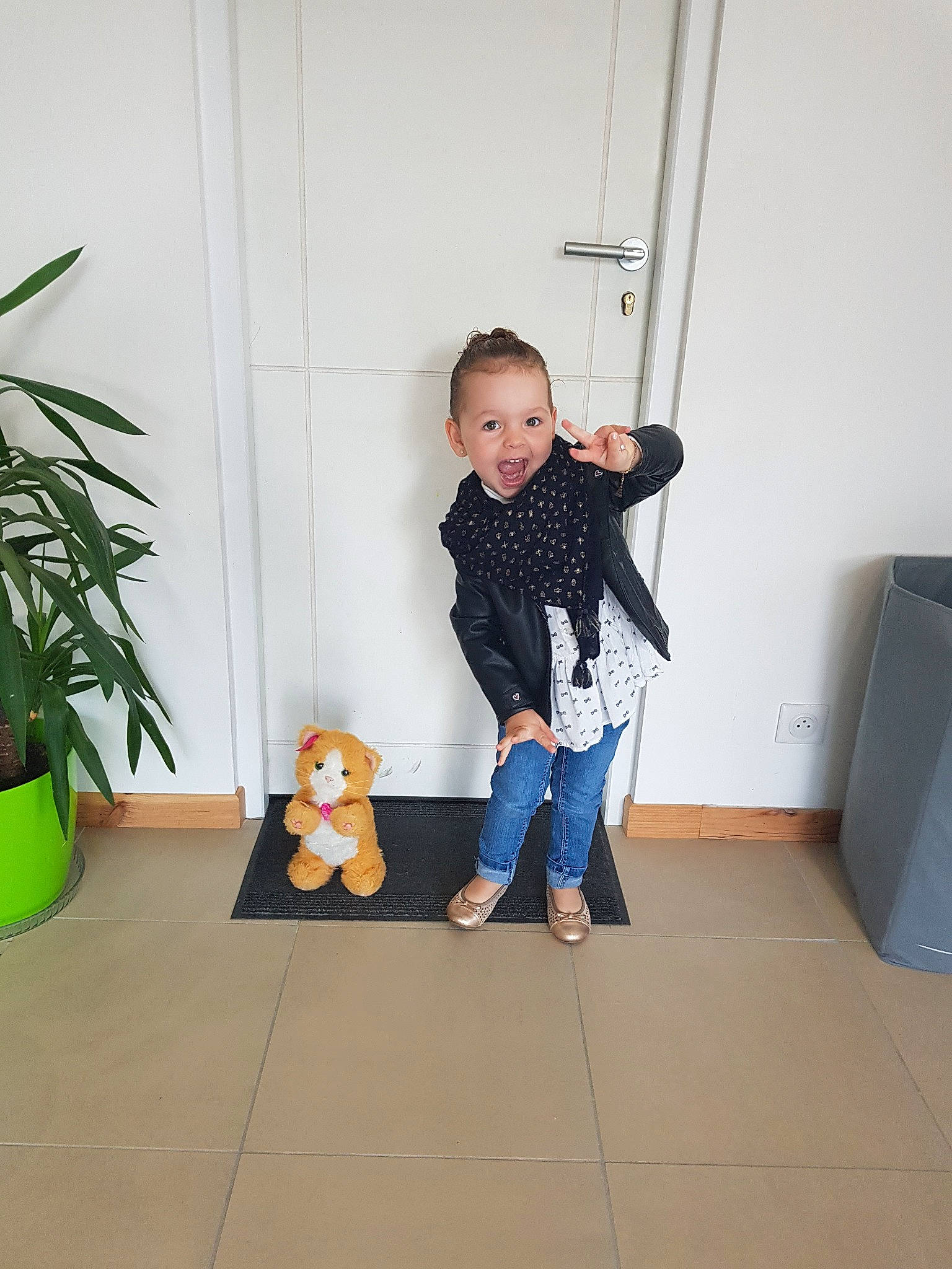 Serena a rejoint le concours — aidez-le/la à gagner de superbes lots ! child, day, design, floor, flooring, footwear, fun, girl, joint, leg, mammal, outerwear, person, play, product, room, shoe, shoulder, standing, toddler
