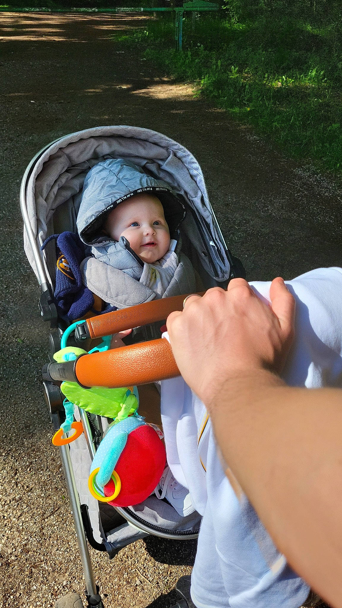 Kyle participe au concours pour gagner de l'argent avec cette photo : baby, baby_carriage, baby_products, baby_toddler_clothing, child, comfort, electric_blue, fun, gesture, grass, leisure, people_in_nature, person, recreation, sitting, thumb, tire, toddler, travel, vacation