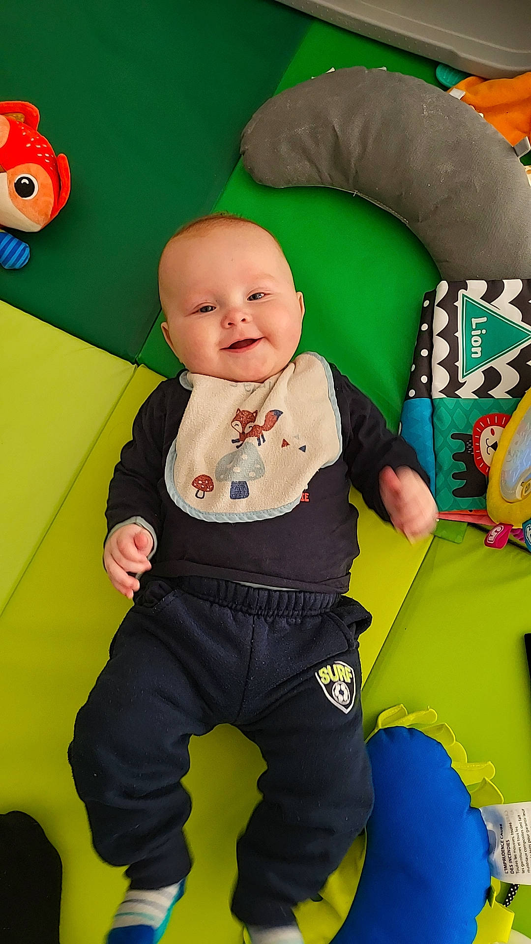 Kyle a rejoint le concours — aidez-le/la à gagner de superbes lots ! baby, baby_products, baby_toddler_clothing, baby_toys, child, comfort, fictional_character, fun, green, happy, person, play, plush, product, room, sitting, smile, stuffed_toy, textile, toddler