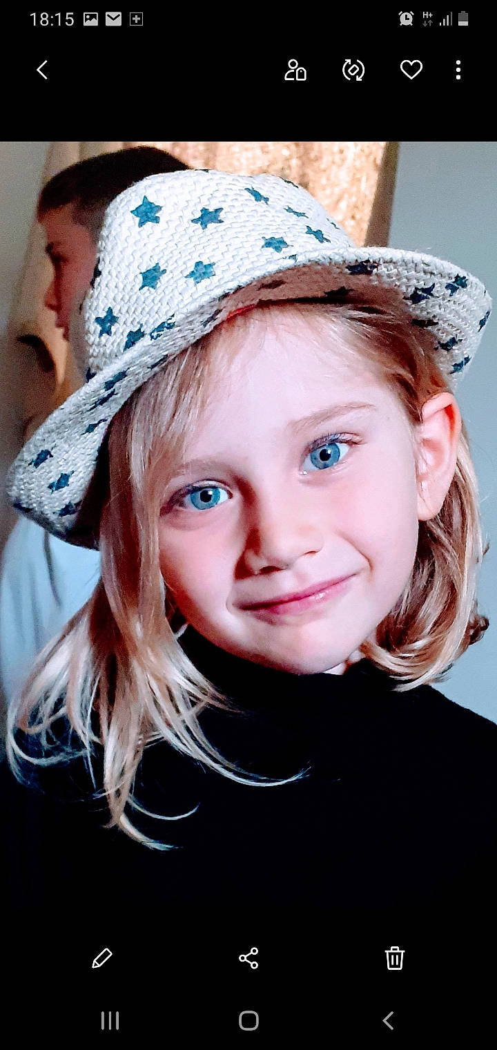 Livia a rejoint le concours — aidez-le/la à gagner de superbes lots ! child, child_model, clothing, costume_accessory, costume_hat, fashion_accessory, hair, hat, headgear, joy, lip, person, portrait_photography, smile, sun_hat, toddler