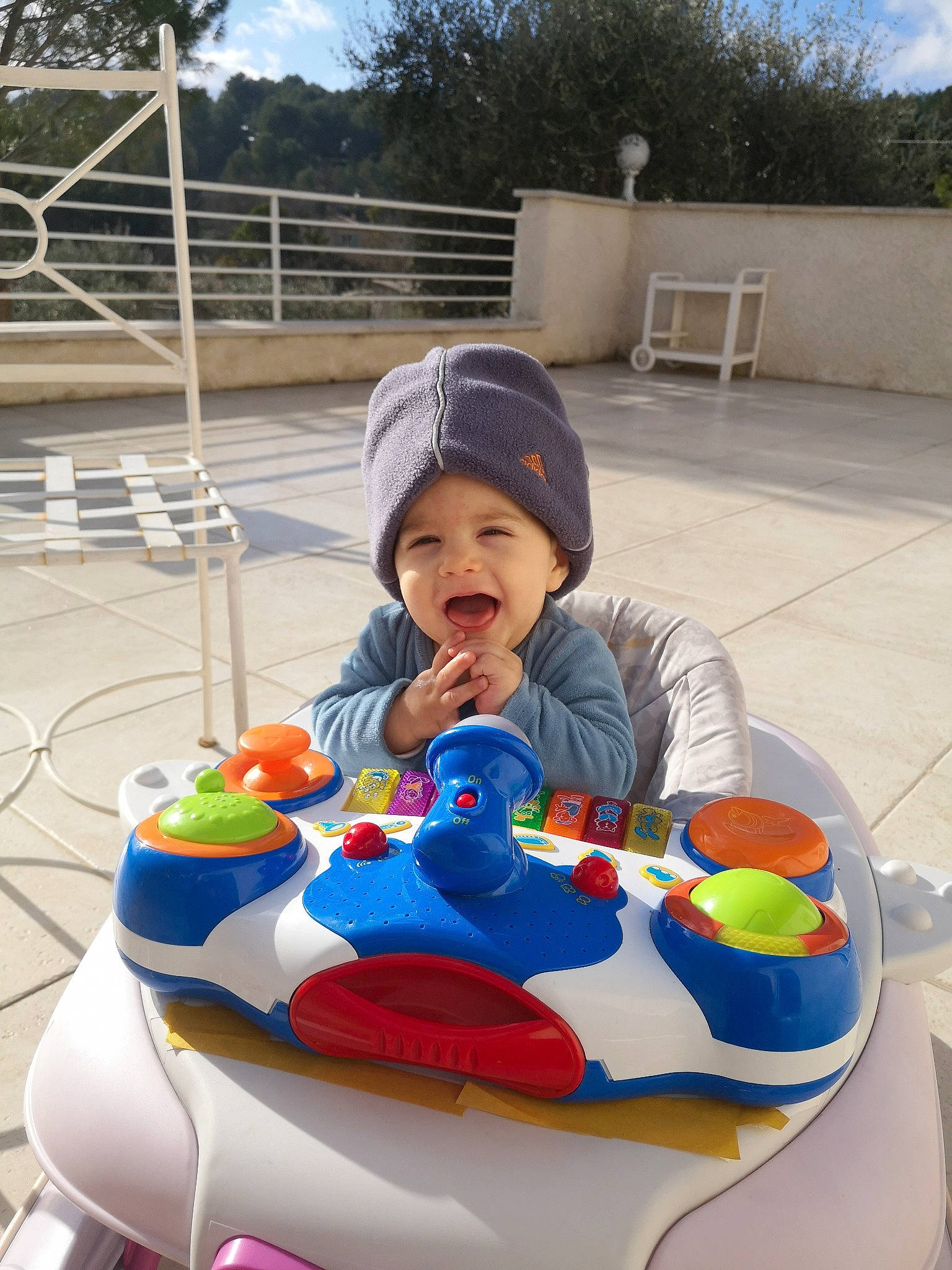 Gabriel a rejoint le concours — aidez-le/la à gagner de superbes lots ! baby, birthday, child, fun, leisure, person, play, recreation, smile, toddler, vacation