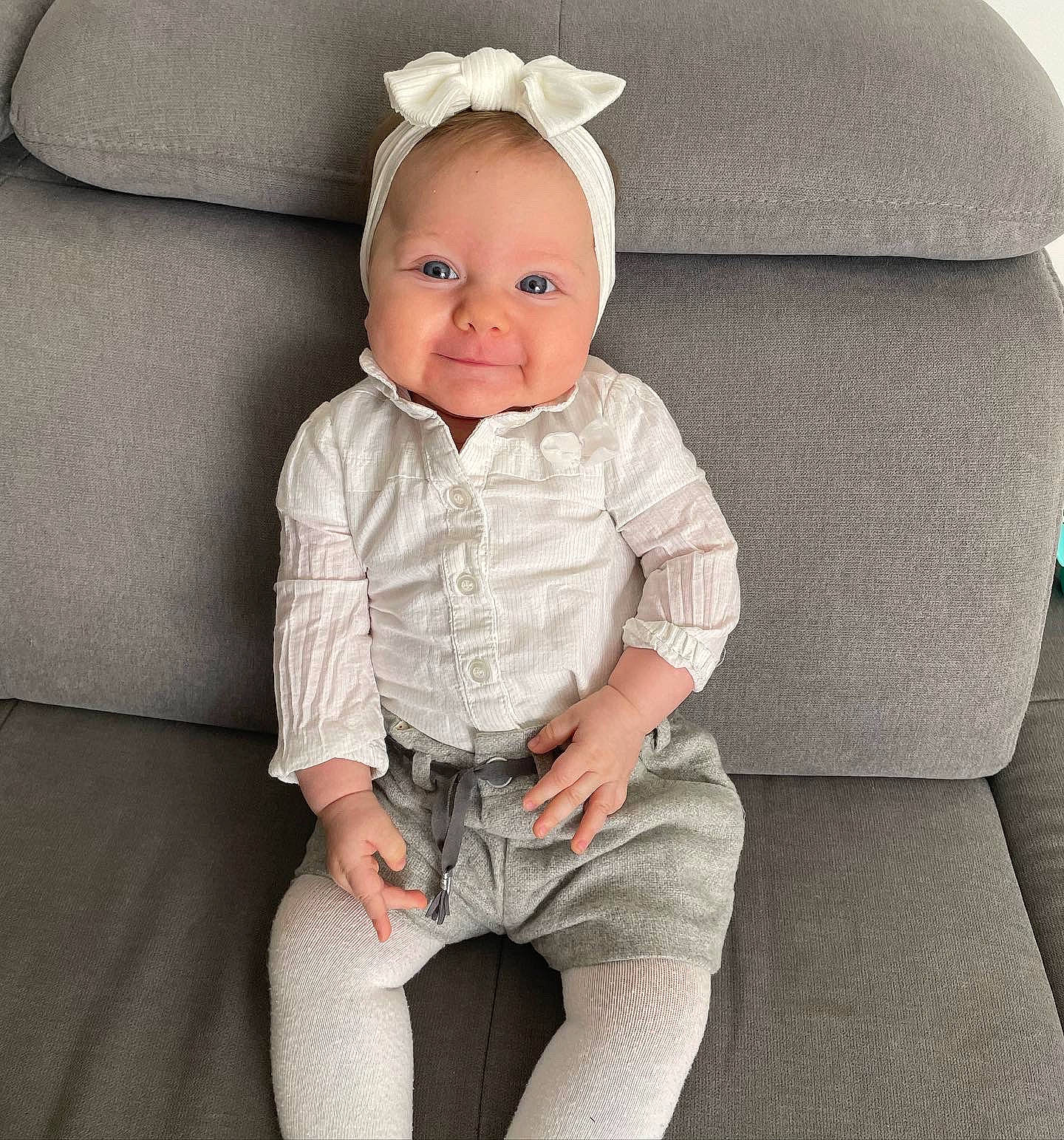 Sofia a rejoint le concours — aidez-le/la à gagner de superbes lots ! baby, baby_toddler_clothing, cheek, child, comfort, costume_hat, couch, eye, face, head, human_body, human_leg, lip, outerwear, pattern, person, sitting, sleeve, smile, toddler