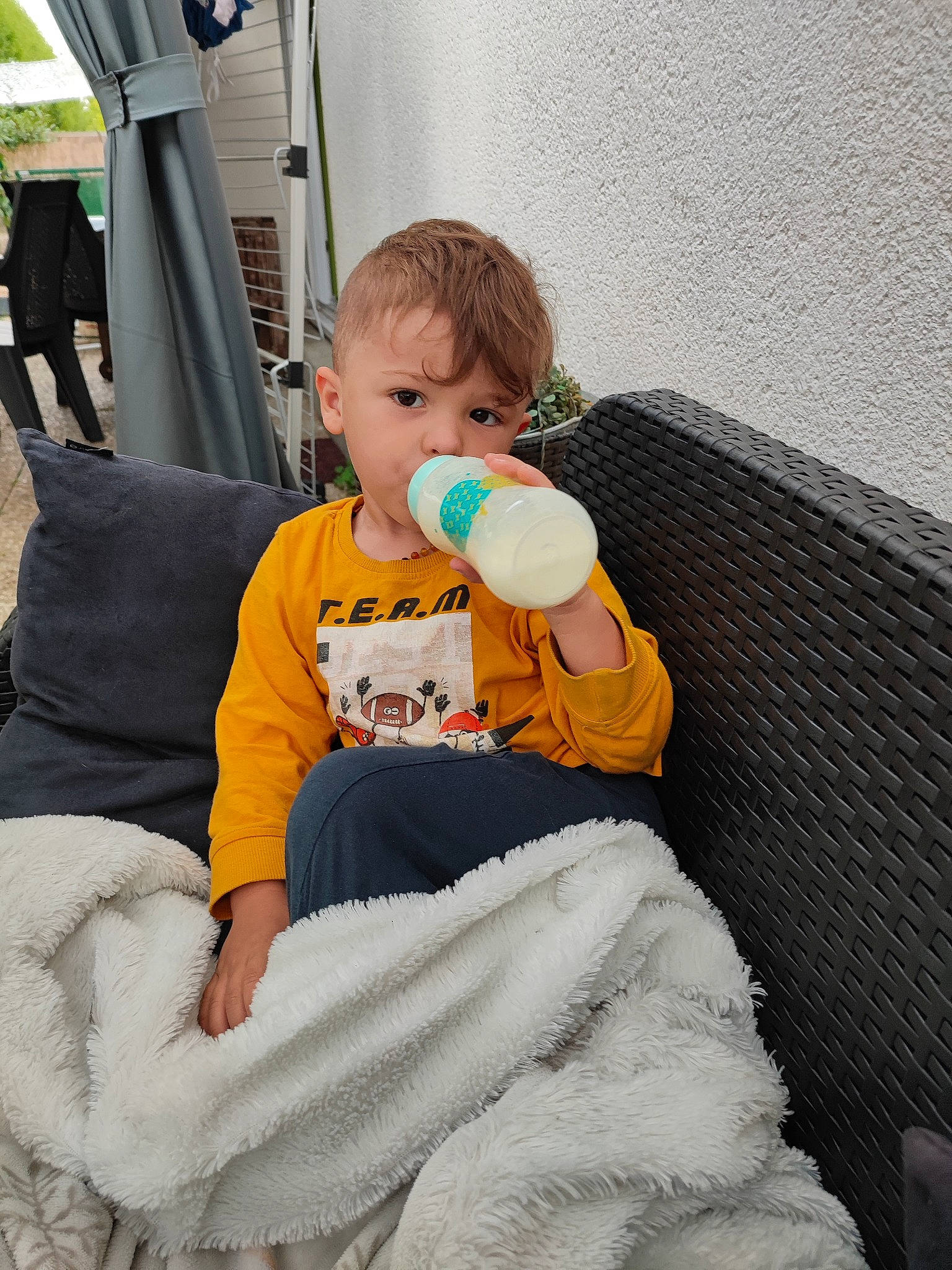 Noah a rejoint le concours — aidez-le/la à gagner de superbes lots ! arm, baby, baby_bottle, baby_products, baby_toddler_clothing, bottle, child, comfort, drinkware, face, fun, hairstyle, hand, head, lap, person, plastic_bottle, sitting, skin, toddler