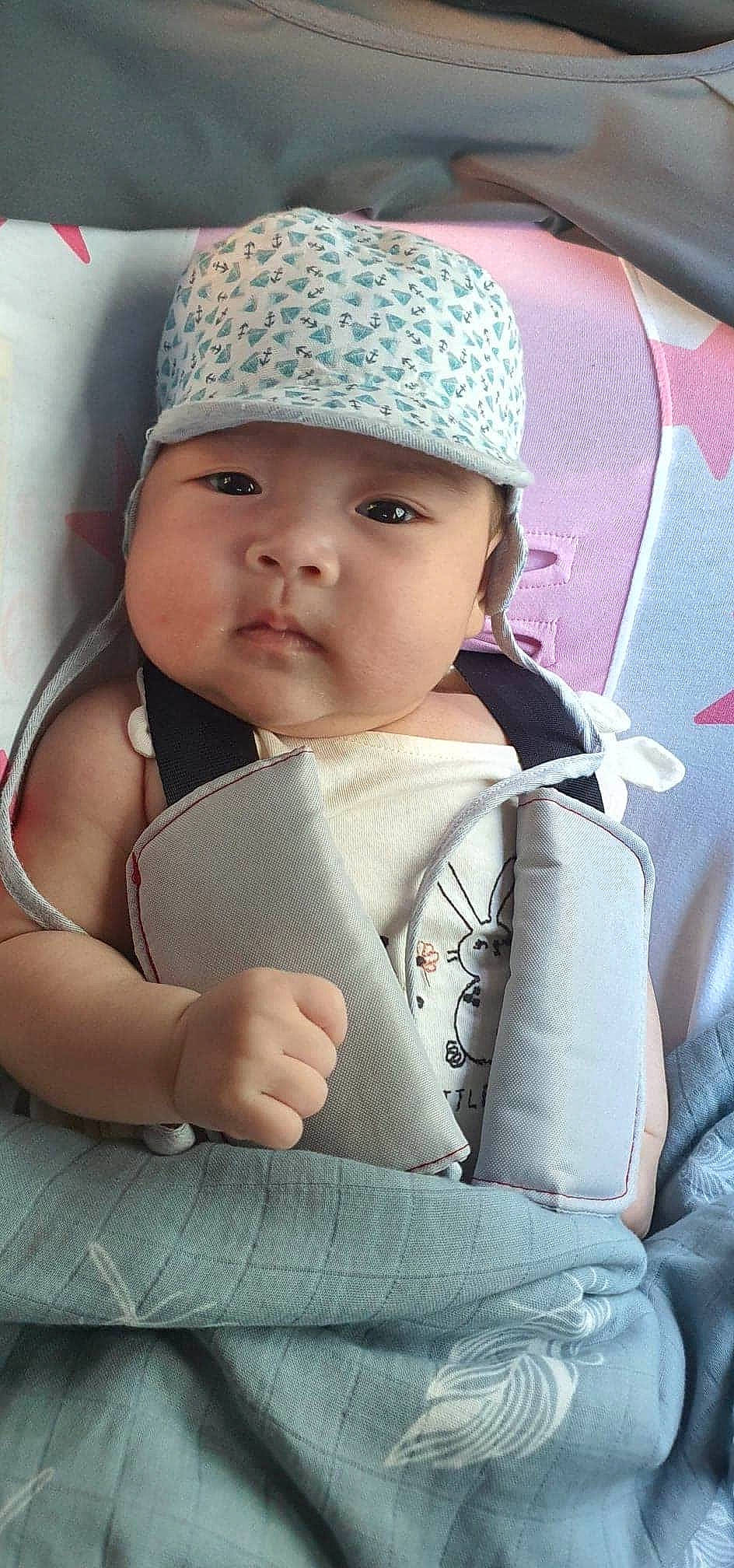 Davina a rejoint le concours — aidez-le/la à gagner de superbes lots ! baby, bonnet, child, hat, headgear, headwear, knit_cap, knitting, person, skin, toddler