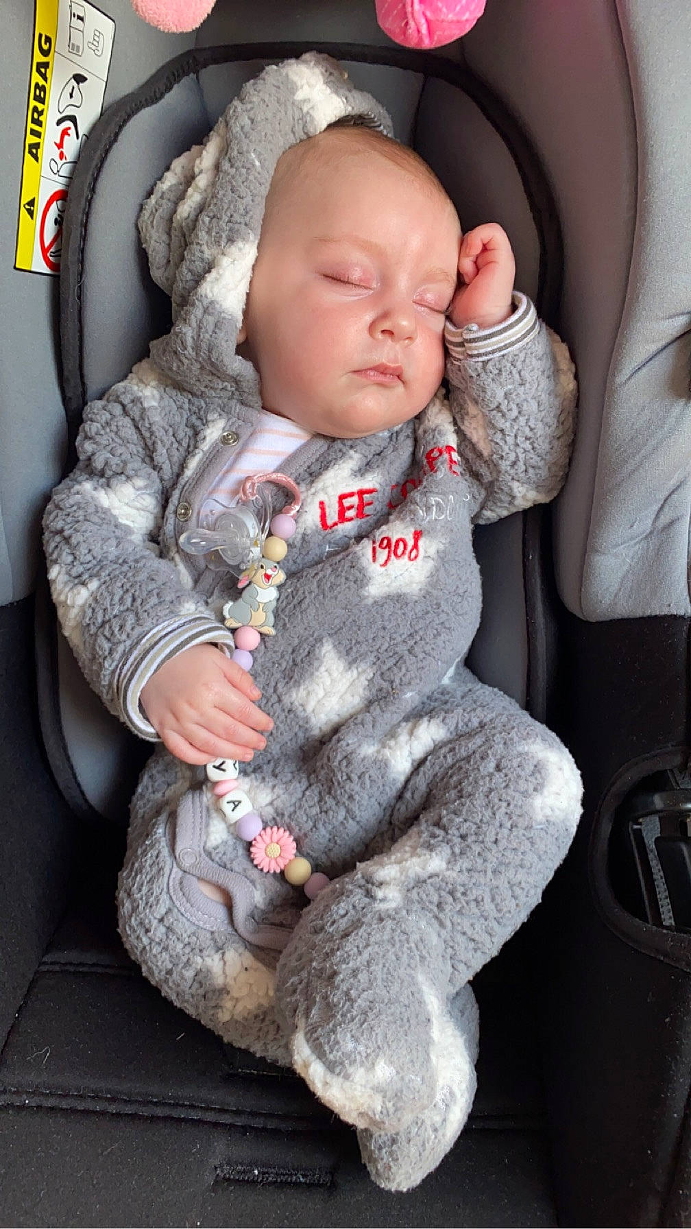 Naya a rejoint le concours — aidez-le/la à gagner de superbes lots ! auto_part, baby, baby_carriage, baby_in_car_seat, baby_products, baby_safety, baby_toddler_clothing, car_seat, carmine, cheek, child, comfort, fur, grey, lap, pattern, person, sitting, skin, sleeve