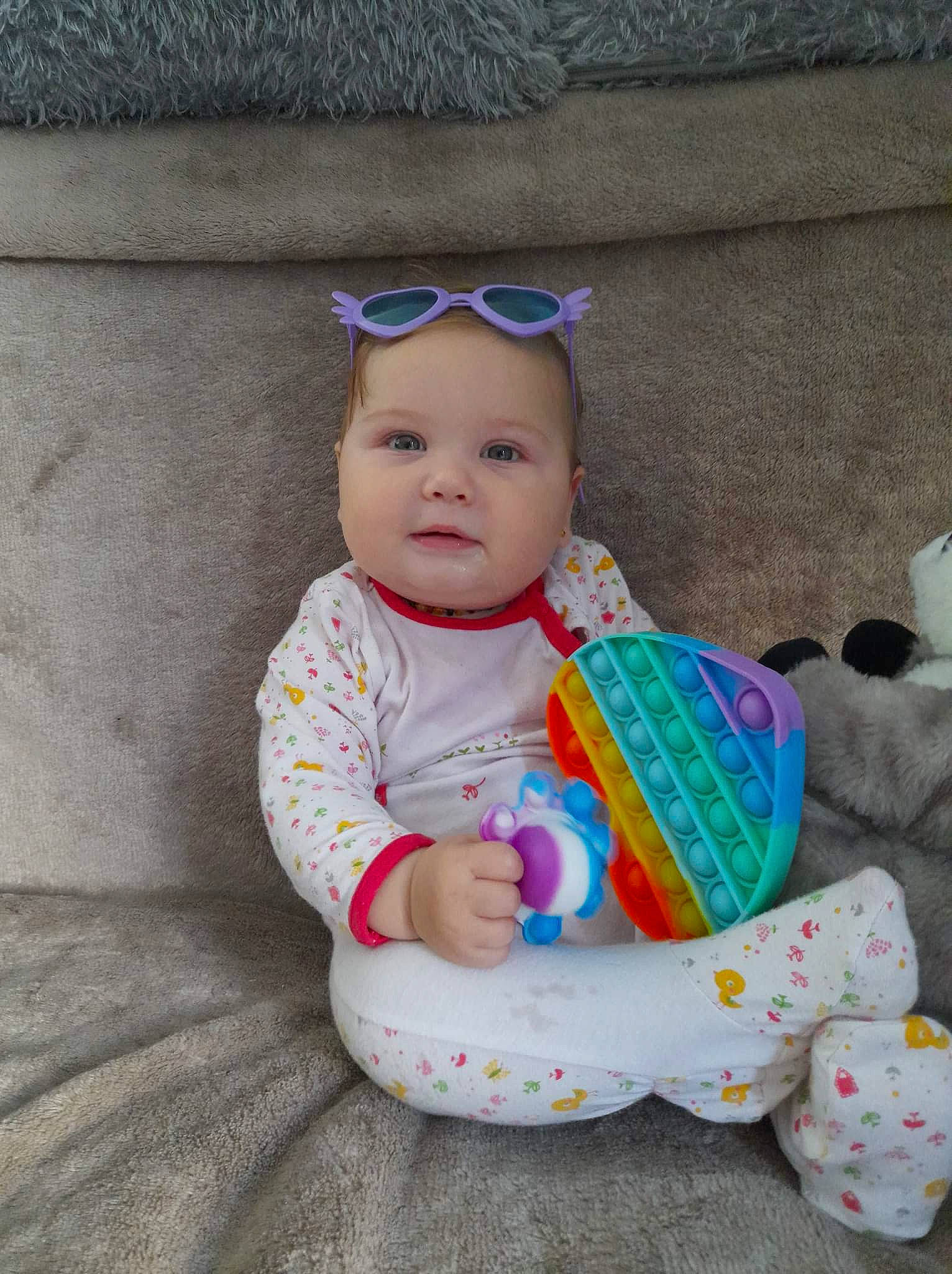 Yasmine participe au concours pour gagner de l'argent avec cette photo : baby, baby_products, baby_toddler_clothing, bib, cap, cheek, child, eye, eyewear, fun, goggles, happy, hat, headgear, headwear, pattern, person, sitting, sleeve, sunglasses