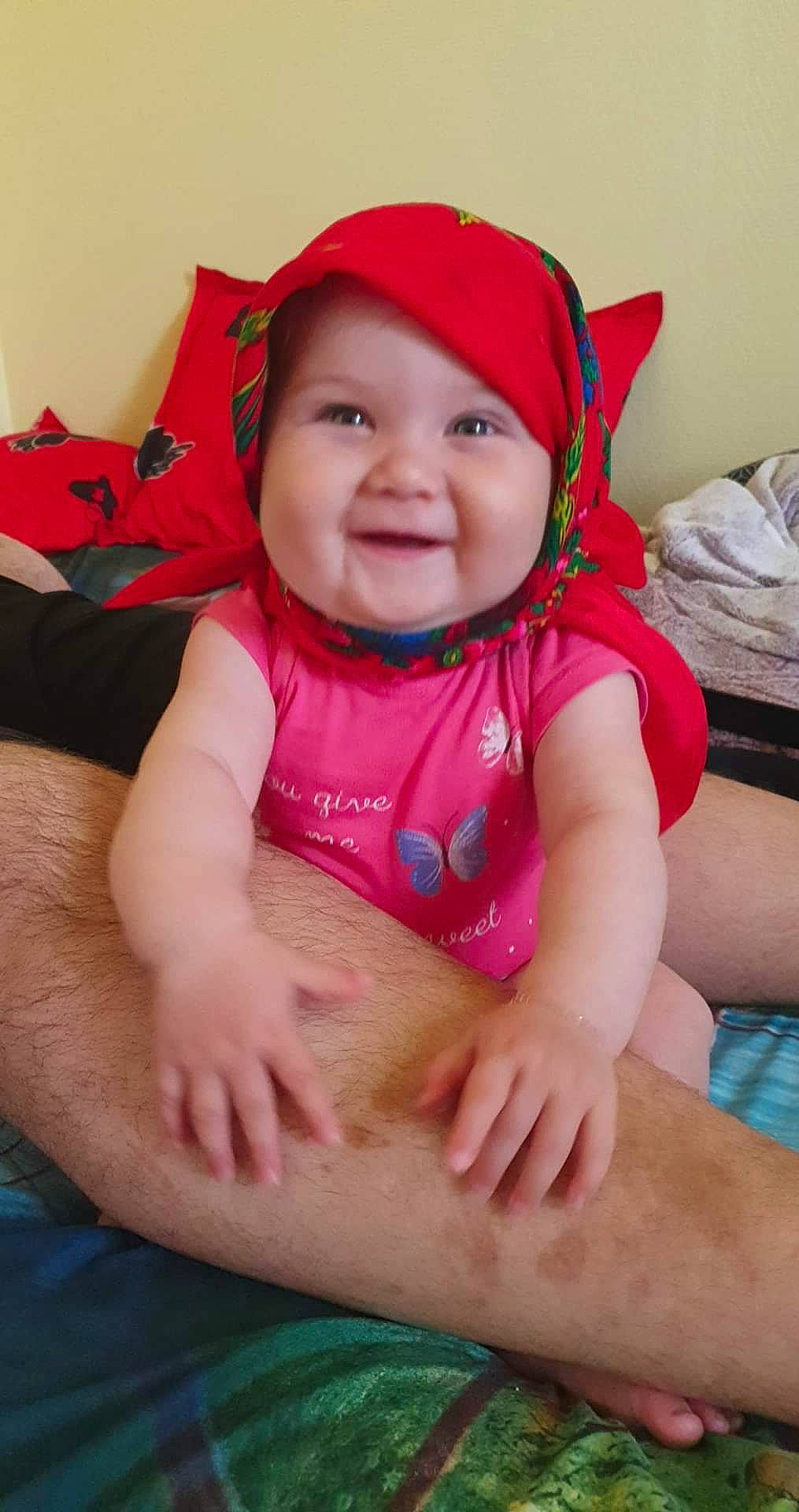 Yasmine a rejoint le concours — aidez-le/la à gagner de superbes lots ! baby, baby_toddler_clothing, cheek, comfort, eye, face, finger, happy, headgear, headwear, human_body, joy, lip, mouth, neck, nose, organ, person, pink, skin