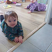 Victoria Et Lorenza a rejoint le concours — aidez-le/la à gagner de superbes lots ! baby, babies, infant, crawling, wooden_floor, tiles, toys, stuffed_animal, book, bed, storage_box, playroom, childhood, smile, happy, clothing, floral_pattern, doorway, home_interior, portrait