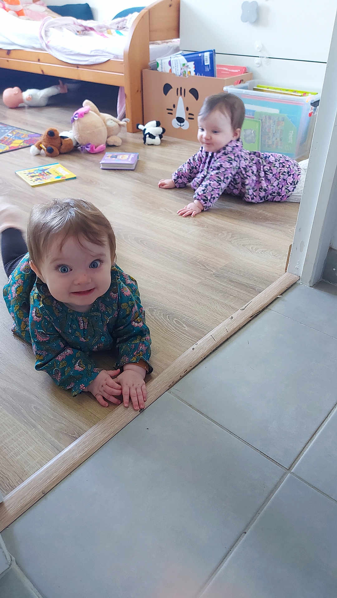 Victoria Et Lorenza a rejoint le concours — aidez-le/la à gagner de superbes lots ! baby, babies, infant, crawling, wooden_floor, tiles, toys, stuffed_animal, book, bed, storage_box, playroom, childhood, smile, happy, clothing, floral_pattern, doorway, home_interior, portrait