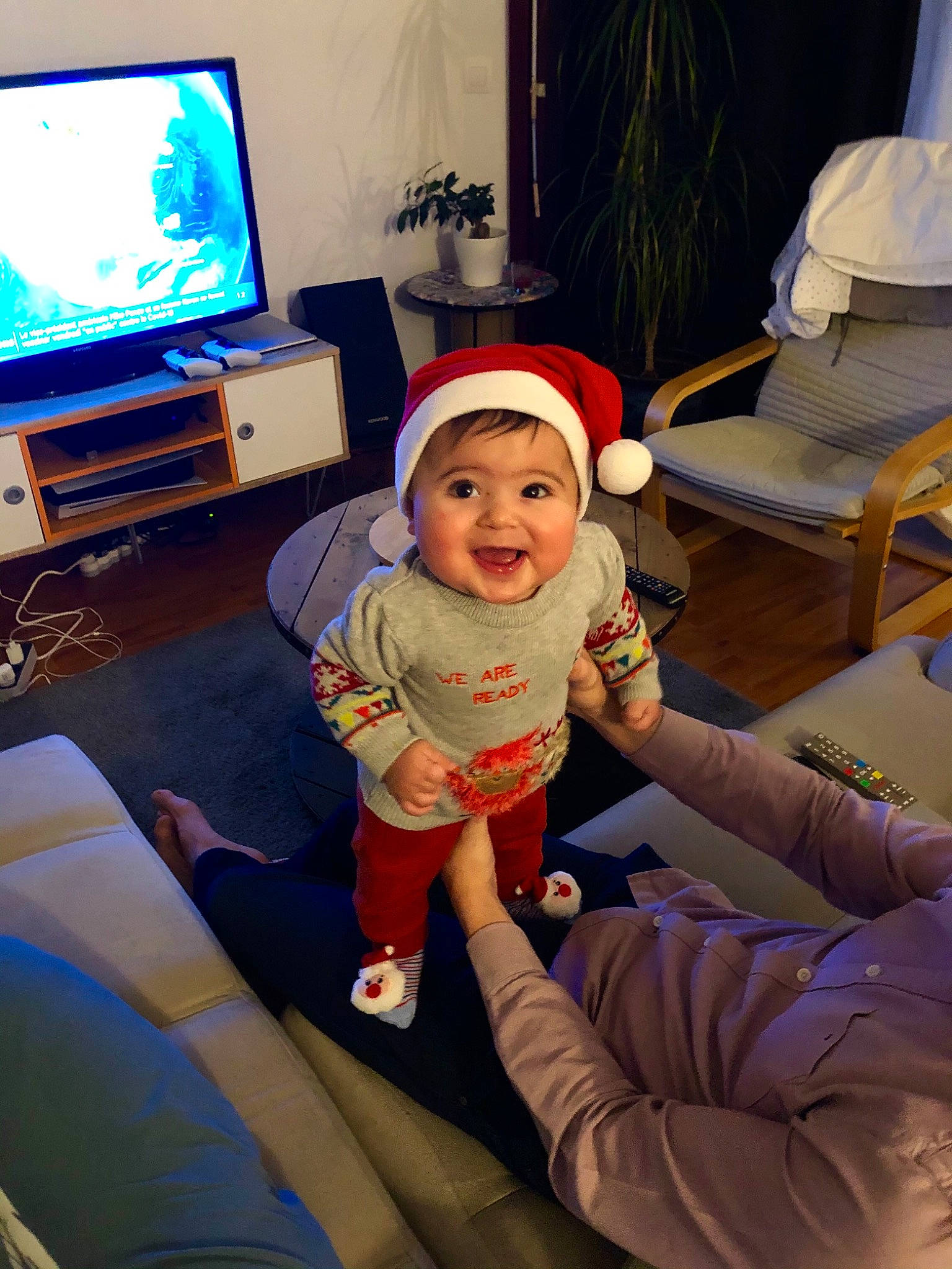 Lohan a rejoint le concours — aidez-le/la à gagner de superbes lots ! baby, baby_toddler_clothing, child, comfort, display_device, electronic_device, flat_panel_display, headwear, home_appliance, houseplant, human_body, joy, lamp, lap, living_room, output_device, person, room, sock, television