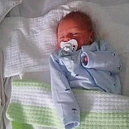 Maylan a rejoint le concours — aidez-le/la à gagner de superbes lots ! newborn, baby, pacifier, blanket, pajamas, crib, pillow, sleeping, infant, hospital, bed, child, resting, clothing, soft, cute, indoors, person, toddler, peaceful