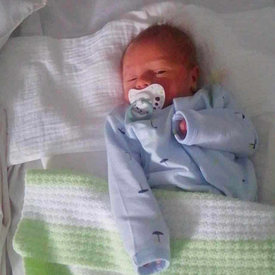 Maylan a rejoint le concours — aidez-le/la à gagner de superbes lots ! baby, bed, blanket, child, clothing, crib, cute, hospital, indoors, infant, newborn, pacifier, pajamas, peaceful, person, pillow, resting, sleeping, soft, toddler