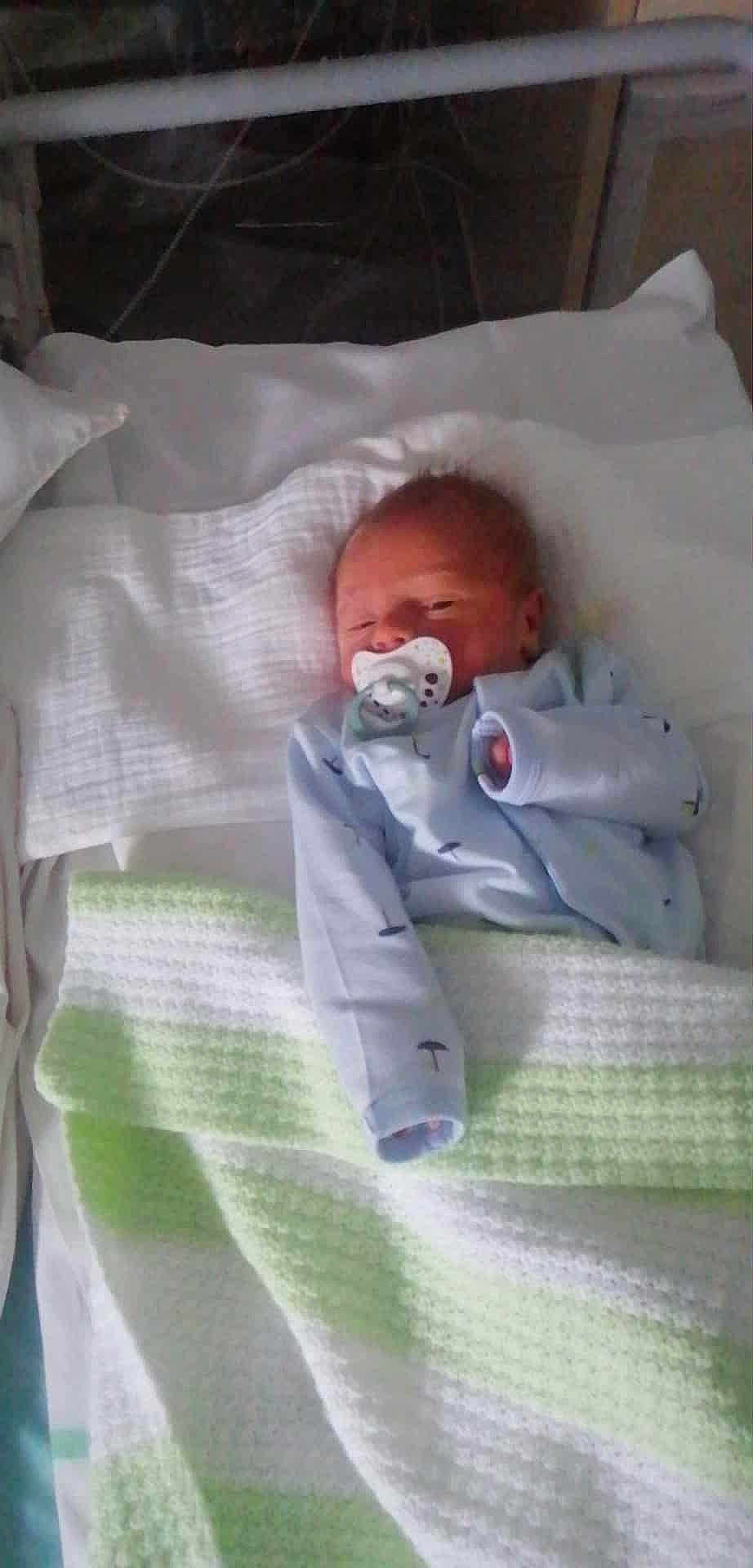 Maylan a rejoint le concours — aidez-le/la à gagner de superbes lots ! newborn, baby, pacifier, blanket, pajamas, crib, pillow, sleeping, infant, hospital, bed, child, resting, clothing, soft, cute, indoors, person, toddler, peaceful