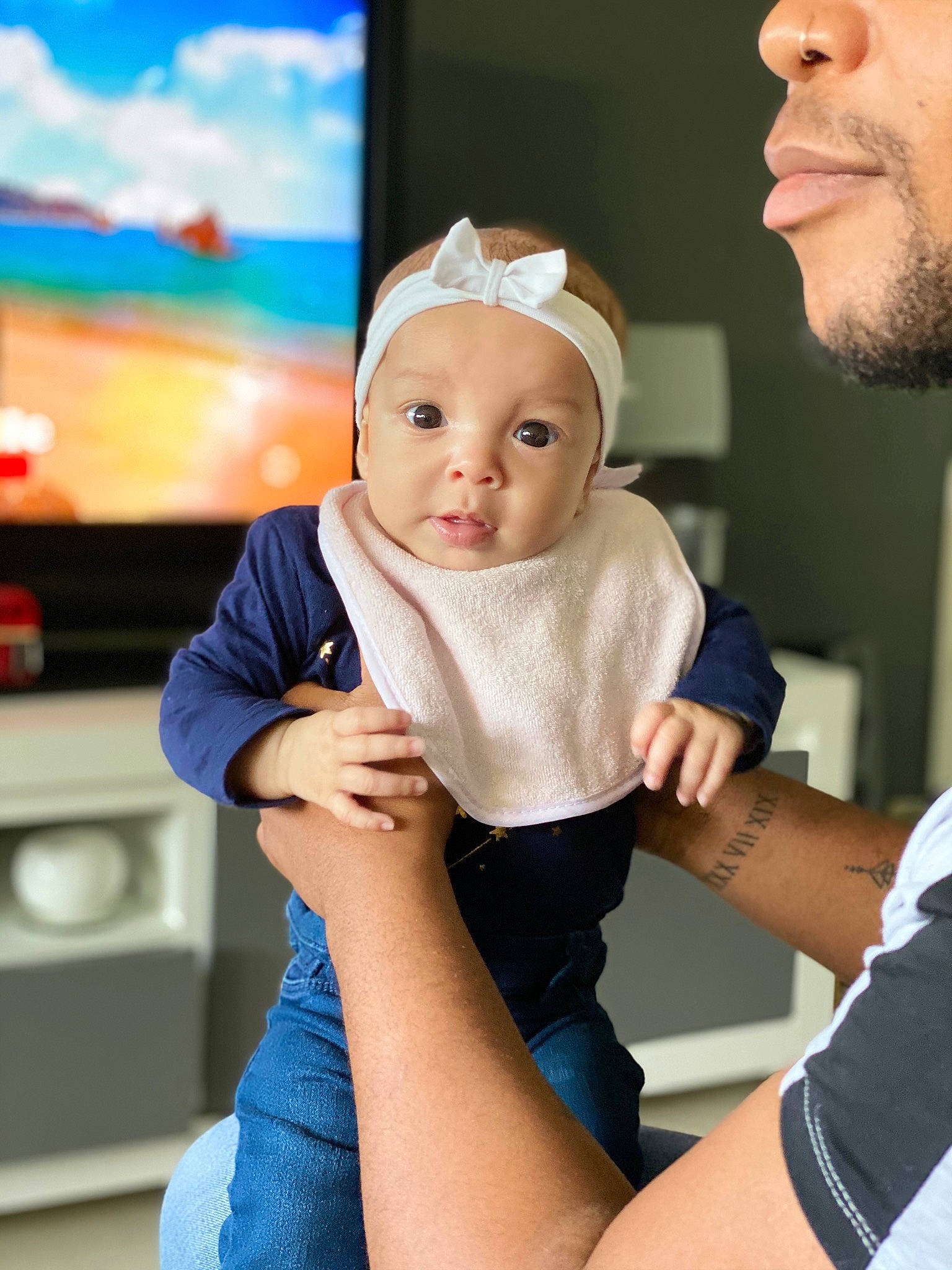 Tyah-mahora a rejoint le concours — aidez-le/la à gagner de superbes lots ! arm, baby, birth, cheek, child, daughter, father, finger, hand, mother, person, skin, toddler