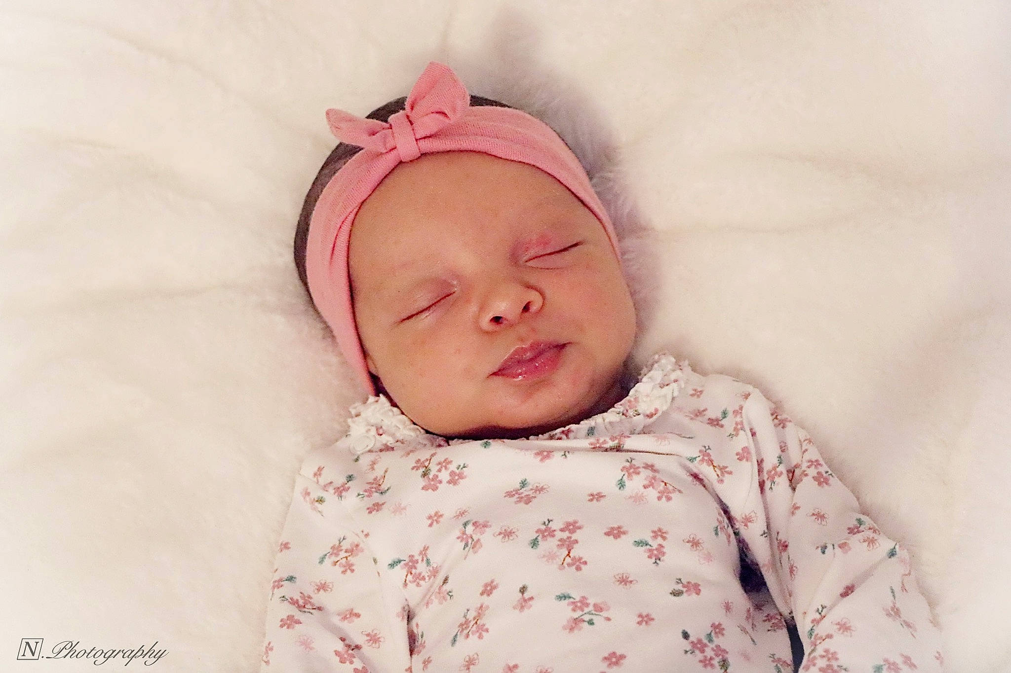 Tyah-mahora a rejoint le concours — aidez-le/la à gagner de superbes lots ! baby, baby_sleeping, bedtime, birth, cheek, child, ear, face, hair_accessory, head, headgear, lip, person, photograph, photography, pink, portrait_photography, skin, sleep, textile