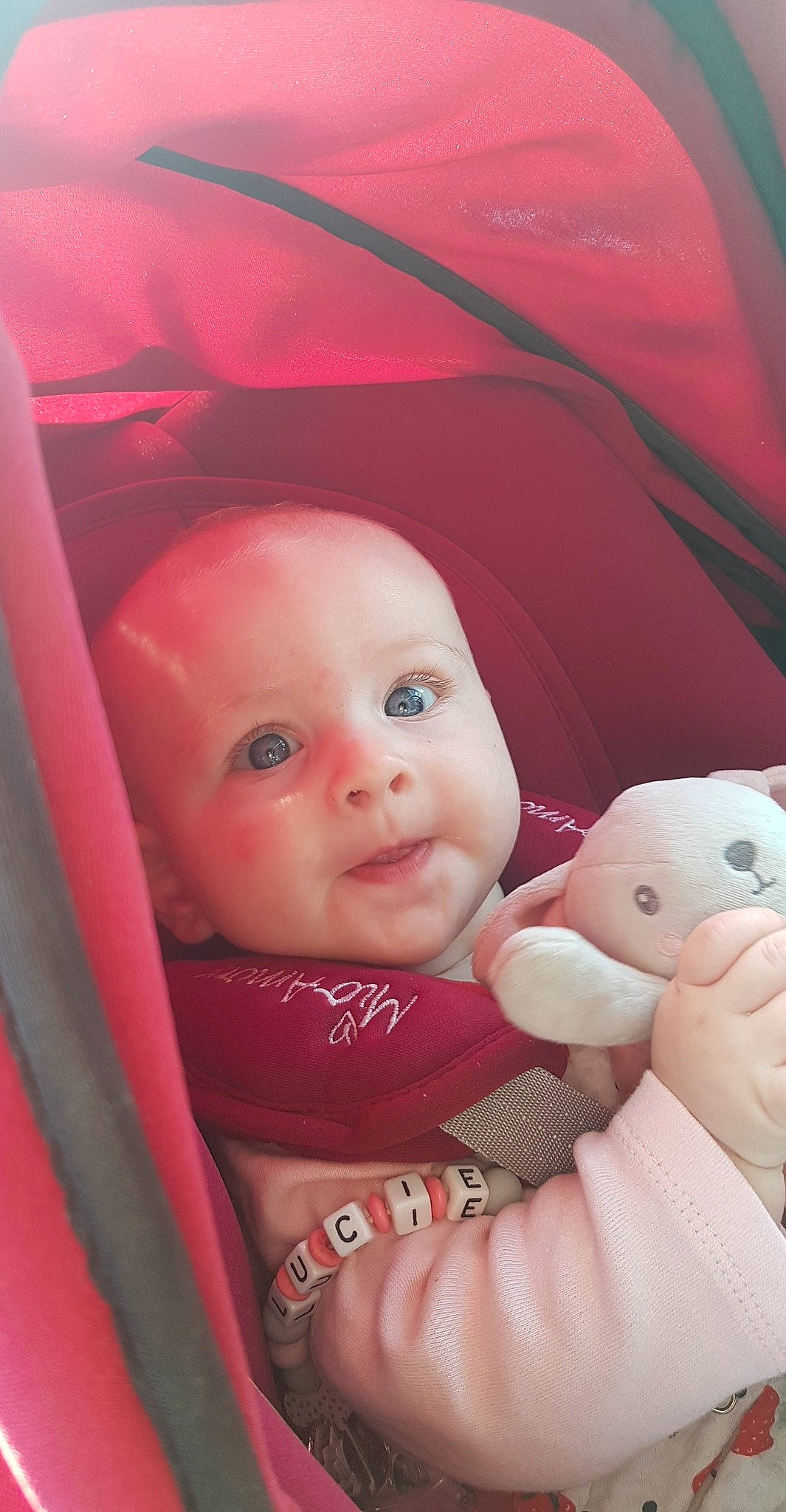 Lucie a rejoint le concours — aidez-le/la à gagner de superbes lots ! baby, baby_toddler_clothing, beauty, cheek, child, comfort, eye, gesture, happy, lip, magenta, nose, organ, person, pink, product, red, skin, textile, thumb