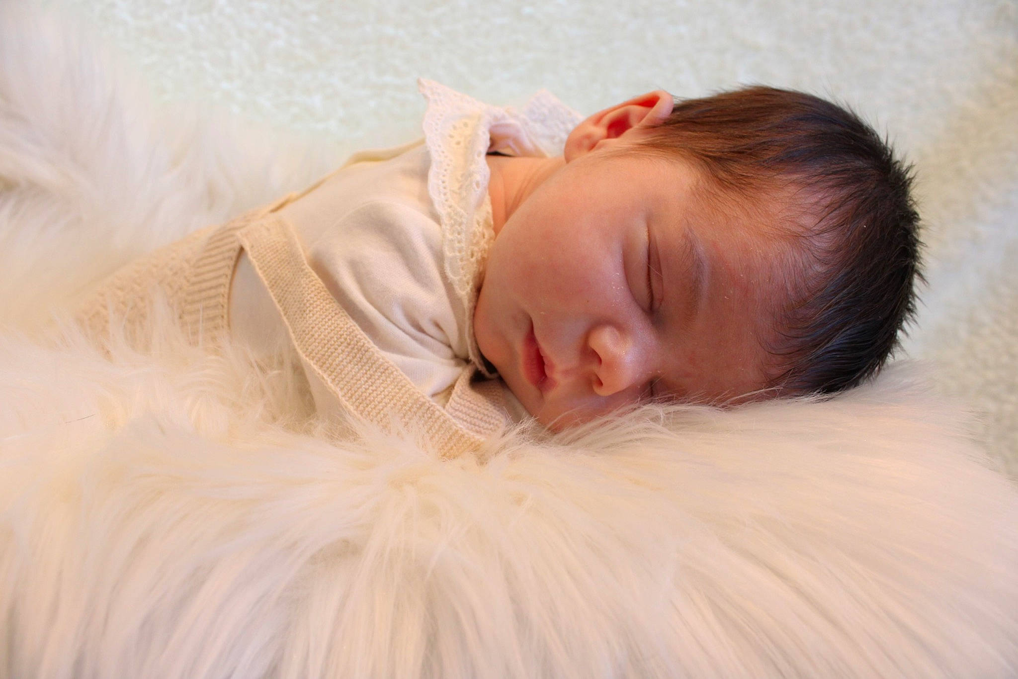 Anna a rejoint le concours — aidez-le/la à gagner de superbes lots ! baby, bed, bedding, bedtime, child, comfort, flash_photography, fur, happy, linens, natural_material, peach, person, portrait_photography, toddler