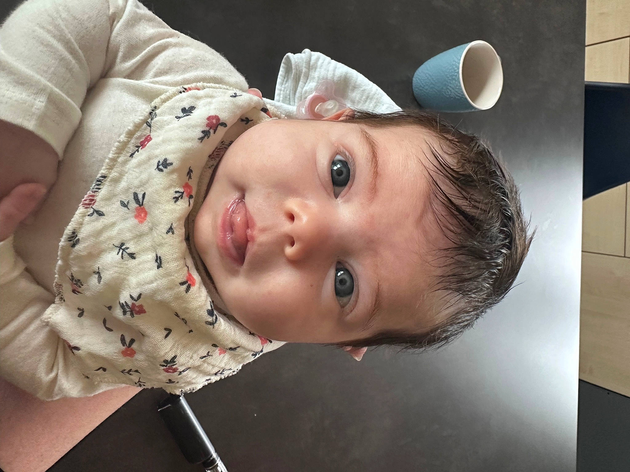 Anna a rejoint le concours — aidez-le/la à gagner de superbes lots ! baby, baby_toddler_clothing, cheek, child, eye, eyebrow, eyelash, fashion_accessory, flash_photography, happy, headgear, iris, lip, mouth, nose, person, serveware, skin, sleeve, smile