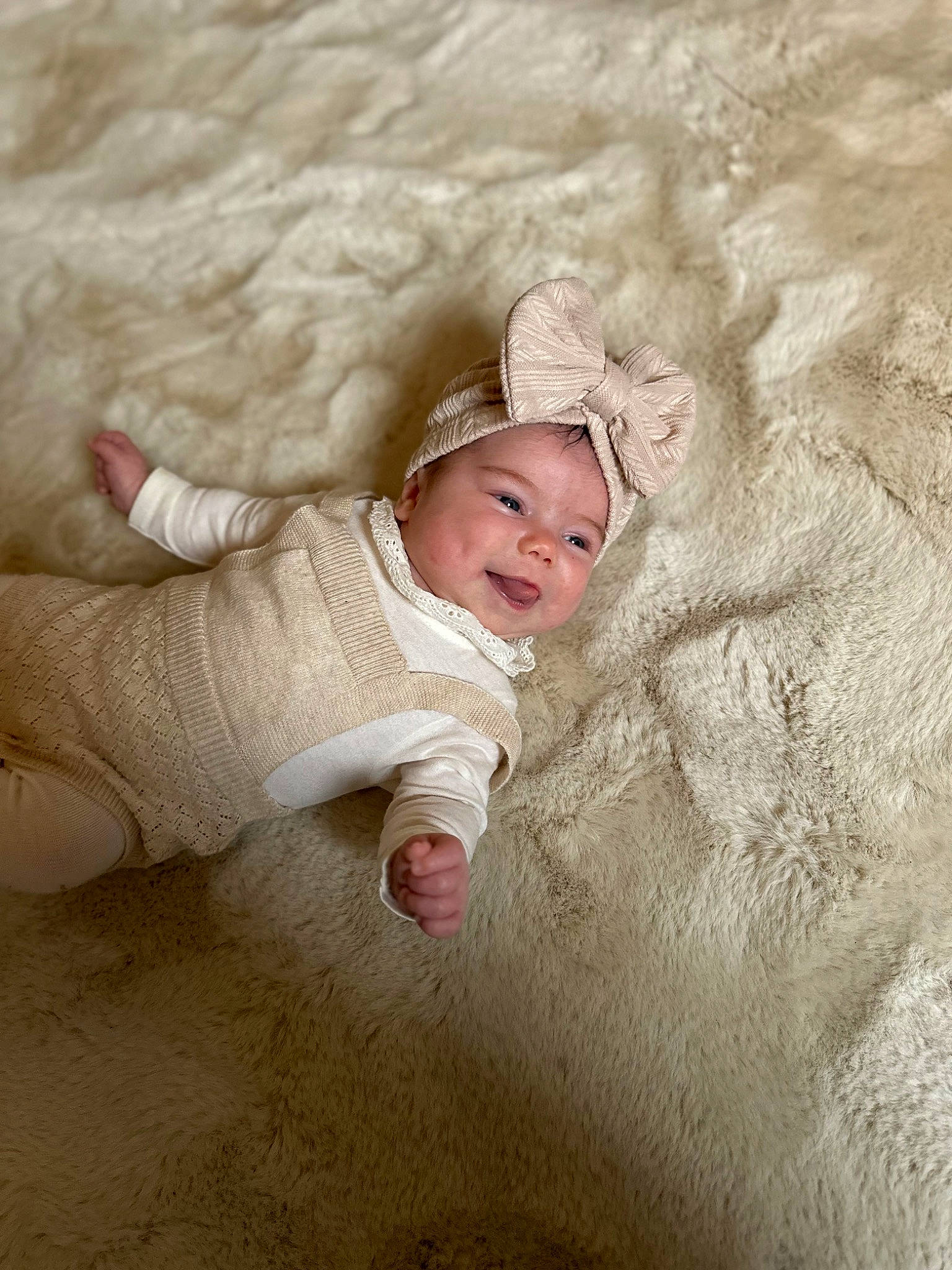 Anna a rejoint le concours — aidez-le/la à gagner de superbes lots ! baby, baby_toddler_clothing, child, comfort, flooring, fur, headwear, linens, person, portrait_photography, sand, sleeve, toddler, wood