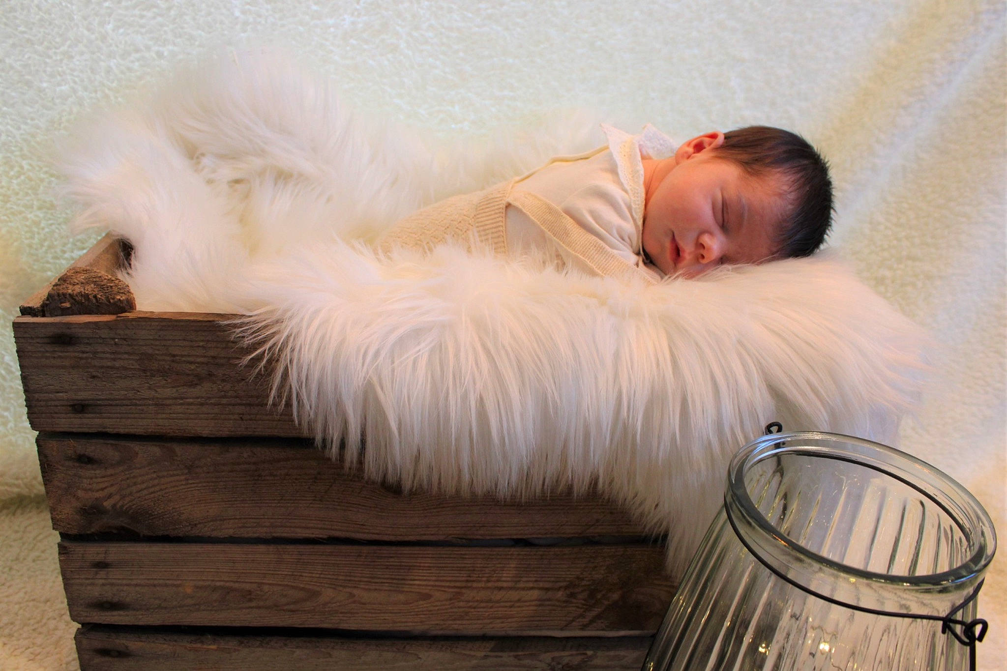 Anna a rejoint le concours — aidez-le/la à gagner de superbes lots ! basket, chair, child, comfort, companion_dog, feather, felidae, flooring, fur, happy, hardwood, linens, nap, natural_material, person, room, sitting, storage_basket, toddler, wicker