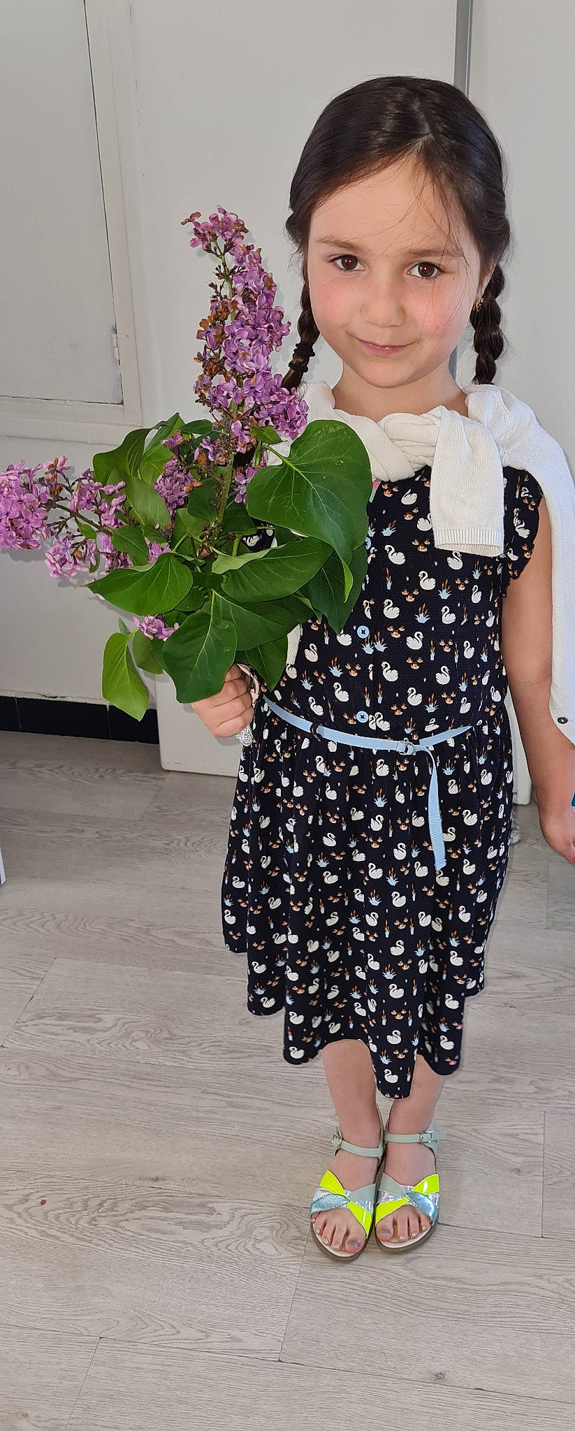 Cléa participe au concours pour gagner de l'argent avec cette photo : day_dress, event, fashion_design, flower, flower_arranging, formal_wear, gesture, joy, neck, pattern, person, petal, plant, purple, shoulder, sleeve, smile, street_fashion, textile, toddler