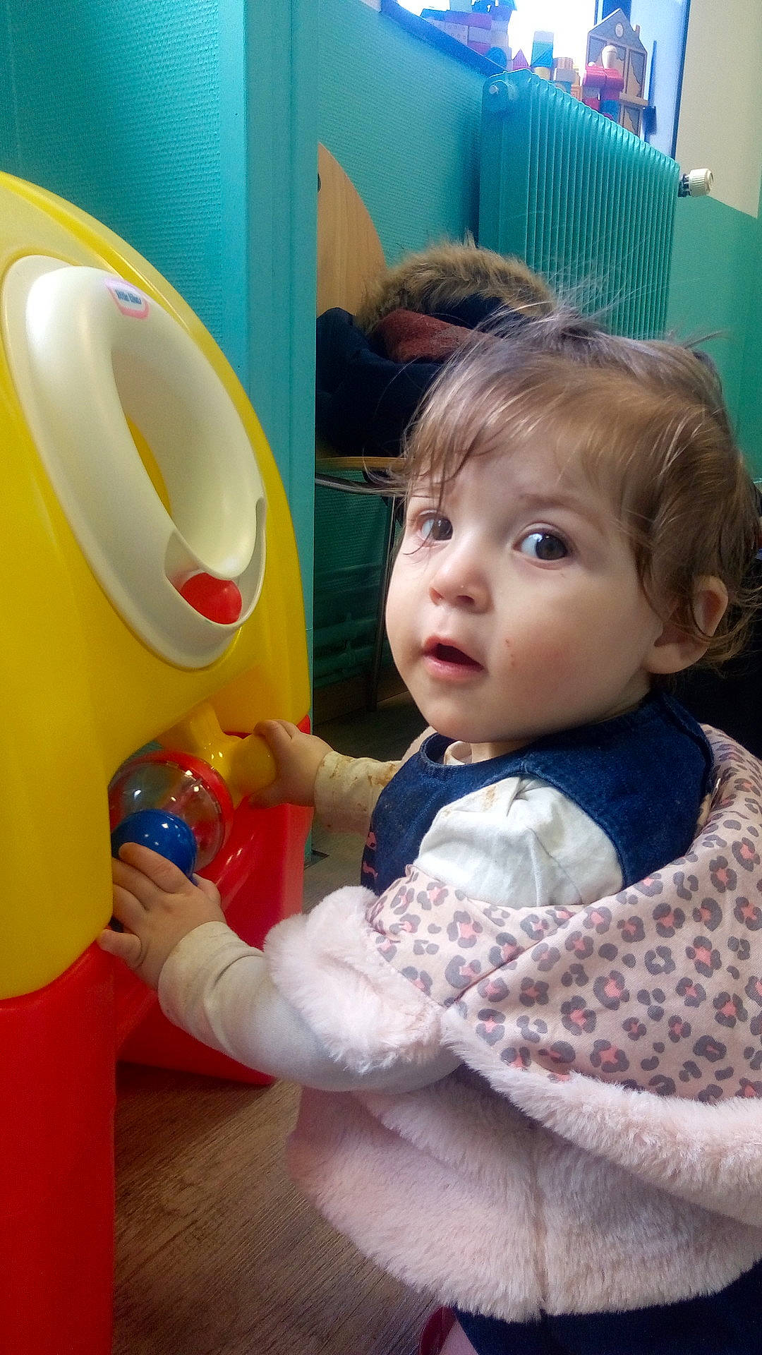 Nadia participe au concours pour gagner de l'argent avec cette photo : child, eye, fun, girl, infant, organ, person, play, product, room, skin, smile, toddler, toy