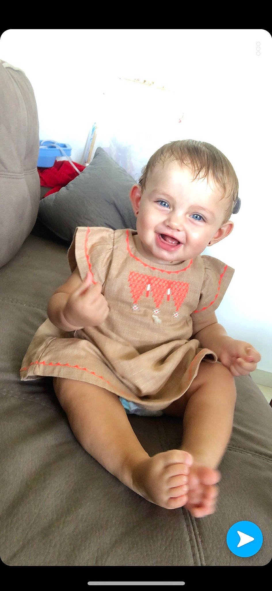 Alice a rejoint le concours — aidez-le/la à gagner de superbes lots ! baby, cheek, child, facial_expression, joy, leg, person, sitting, skin, smile, toddler