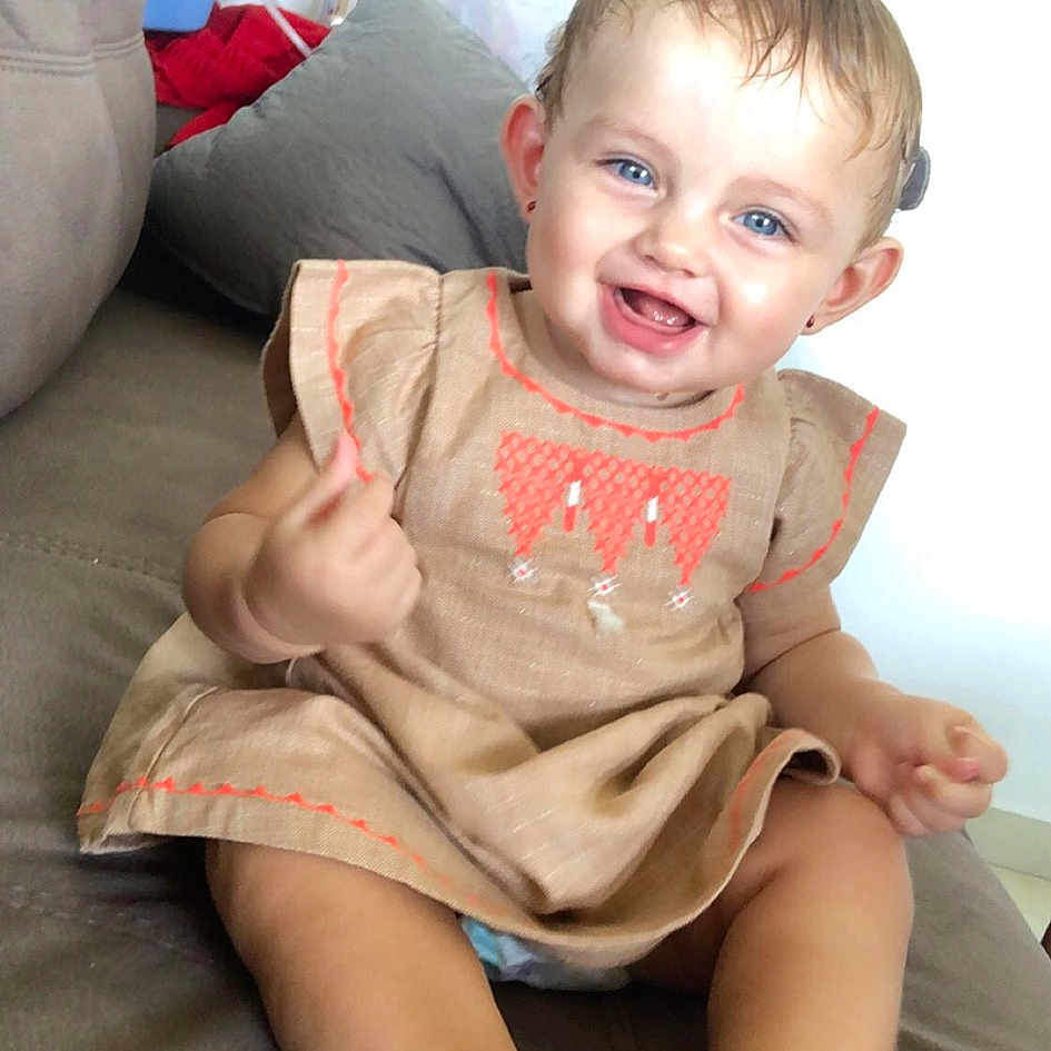 Alice a rejoint le concours — aidez-le/la à gagner de superbes lots ! baby, cheek, child, facial_expression, joy, leg, person, sitting, skin, smile, toddler