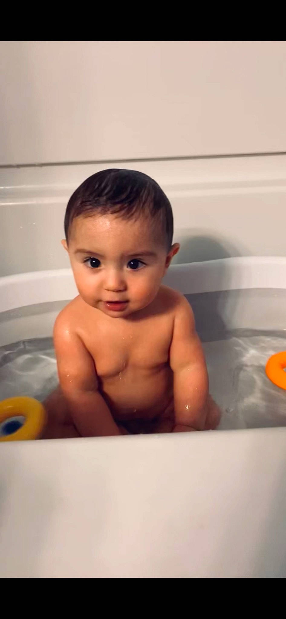 Leonel is registered to the contest to win money with this photo: baby, baby_bathing, barechested, bath_toy, bathing, bathroom, bathtub, ceramic, cheek, chest, child, fluid, iris, liquid, organ, person, plumbing, plumbing_fixture, skin, stomach