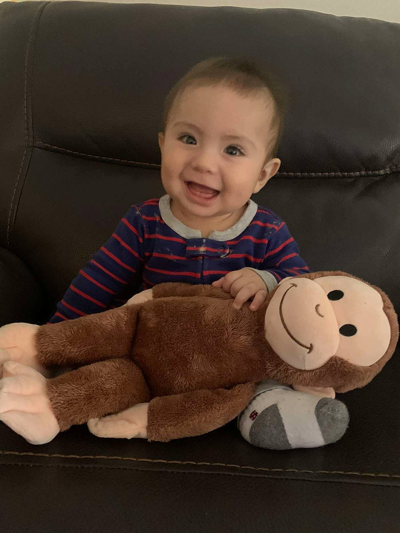 Leonel is registered to the contest to win money with this photo: baby, baby_products, baby_toddler_clothing, baby_toys, beige, child, comfort, couch, eye, facial_expression, human, human_body, joy, laugh, person, product, sitting, smile, sock, textile