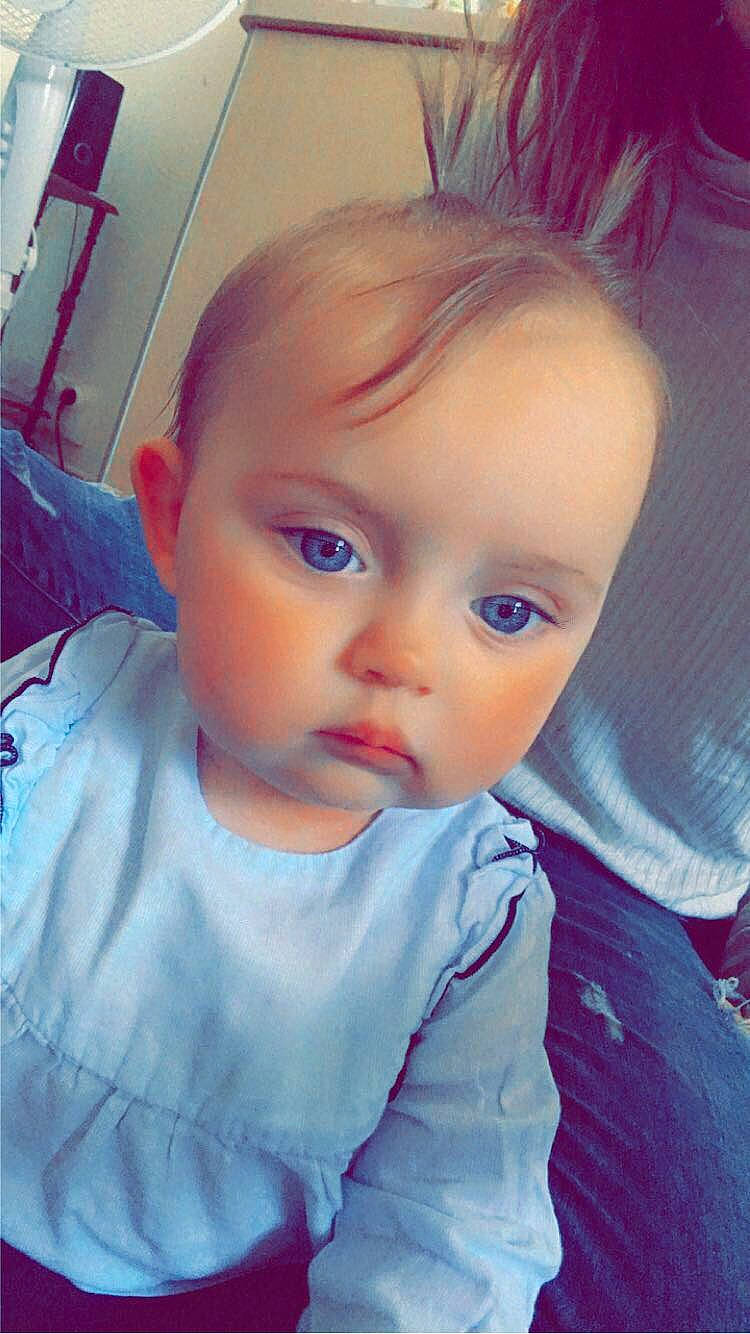 Loana participe au concours pour gagner de l'argent avec cette photo : baby, baby_toddler_clothing, cheek, child, chin, ear, electric_blue, eyebrow, eyelash, forehead, fun, happy, iris, lip, mouth, nose, person, selfie, skin, t_shirt