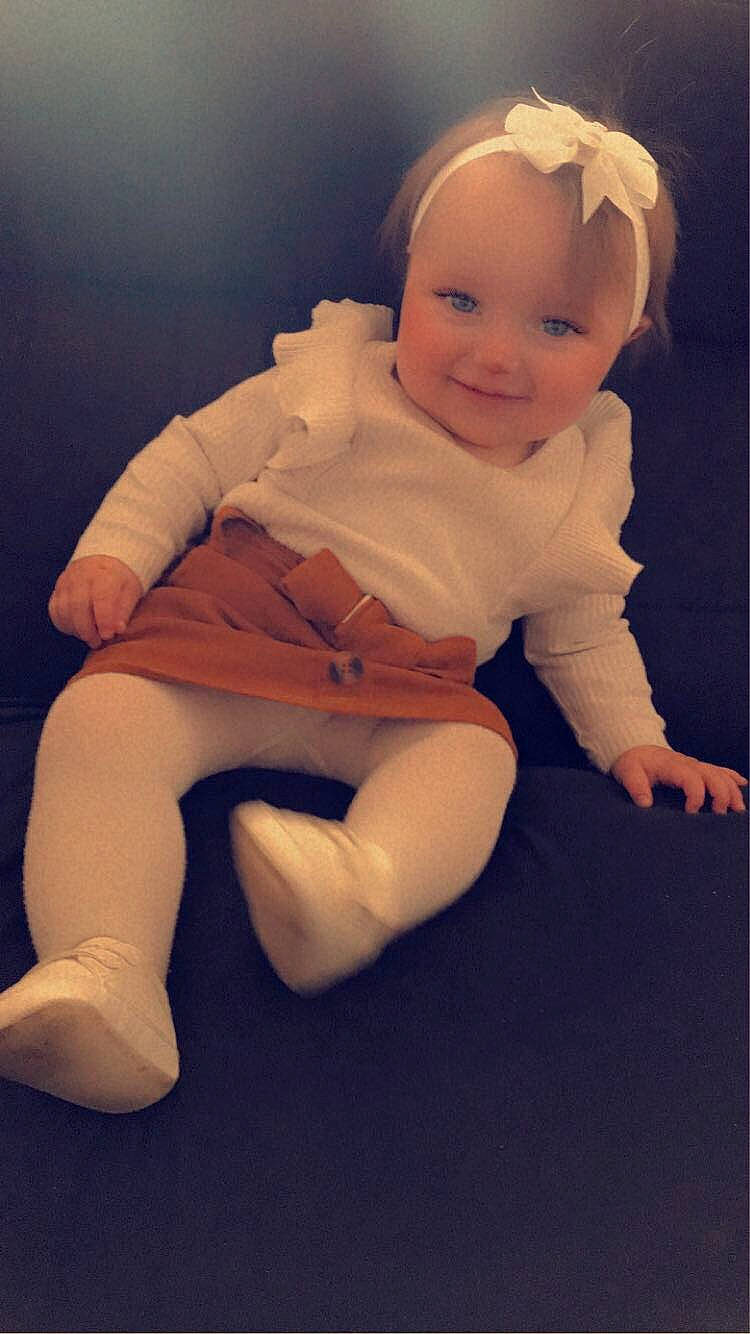 Loana participe au concours pour gagner de l'argent avec cette photo : baby, baby_toddler_clothing, cheek, child, comfort, eye, face, flash_photography, fun, happy, head, human_leg, iris, joy, knee, lip, person, skin, sleeve, smile