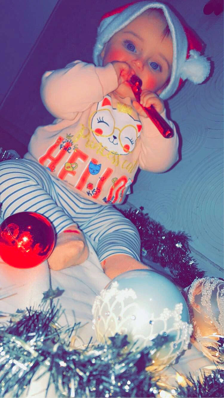 Loana a rejoint le concours — aidez-le/la à gagner de superbes lots ! baby, baby_toddler_clothing, balloon, carmine, child, christmas_ornament, entertainment, event, facial_expression, fun, happy, headwear, holiday, holiday_ornament, human_leg, party_supply, person, pink, stuffed_toy, thigh