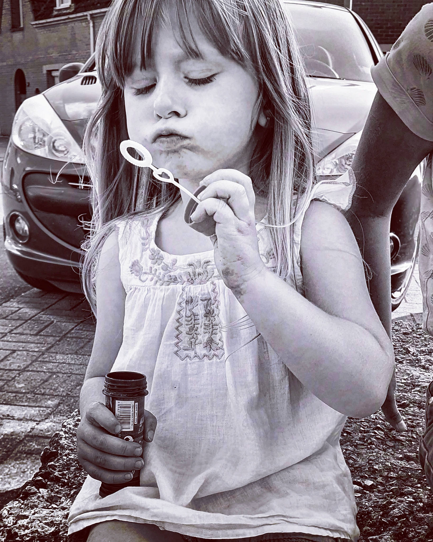 Margaux a rejoint le concours — aidez-le/la à gagner de superbes lots ! arm, automotive_lighting, automotive_tire, black, black_and_white, car, dress, facial_expression, finger, flash_photography, gesture, hairstyle, hand, happy, human, light, person, photograph, plant, sorrow