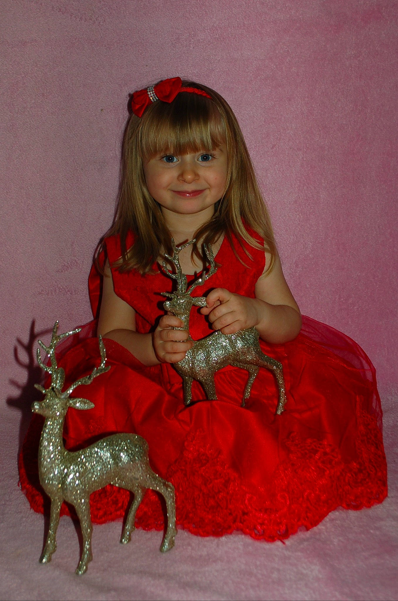 Margaux a rejoint le concours — aidez-le/la à gagner de superbes lots ! baby_toddler_clothing, child, deer, dress, event, fawn, fun, happy, head, human_leg, joy, leg, neck, pattern, person, pink, reindeer, skin, sleeve, smile